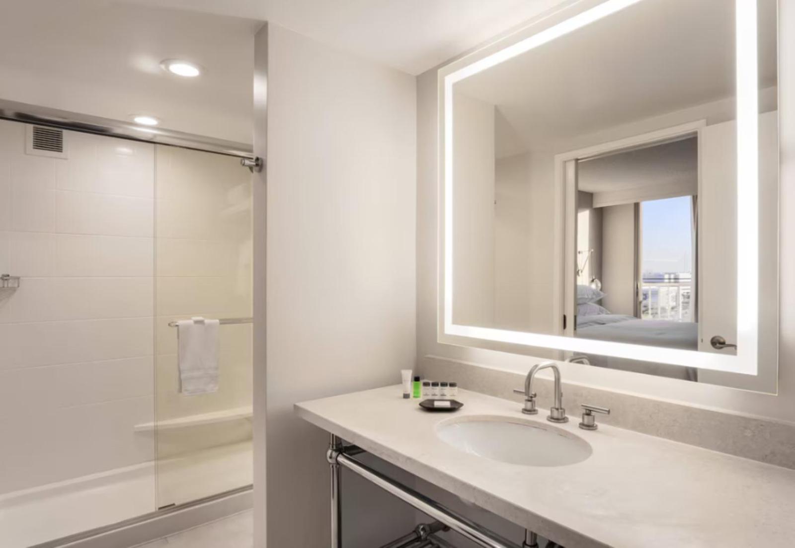 1 King &amp; 1 Queen, Concierge level, 2 Bedroom Suite, Balcony