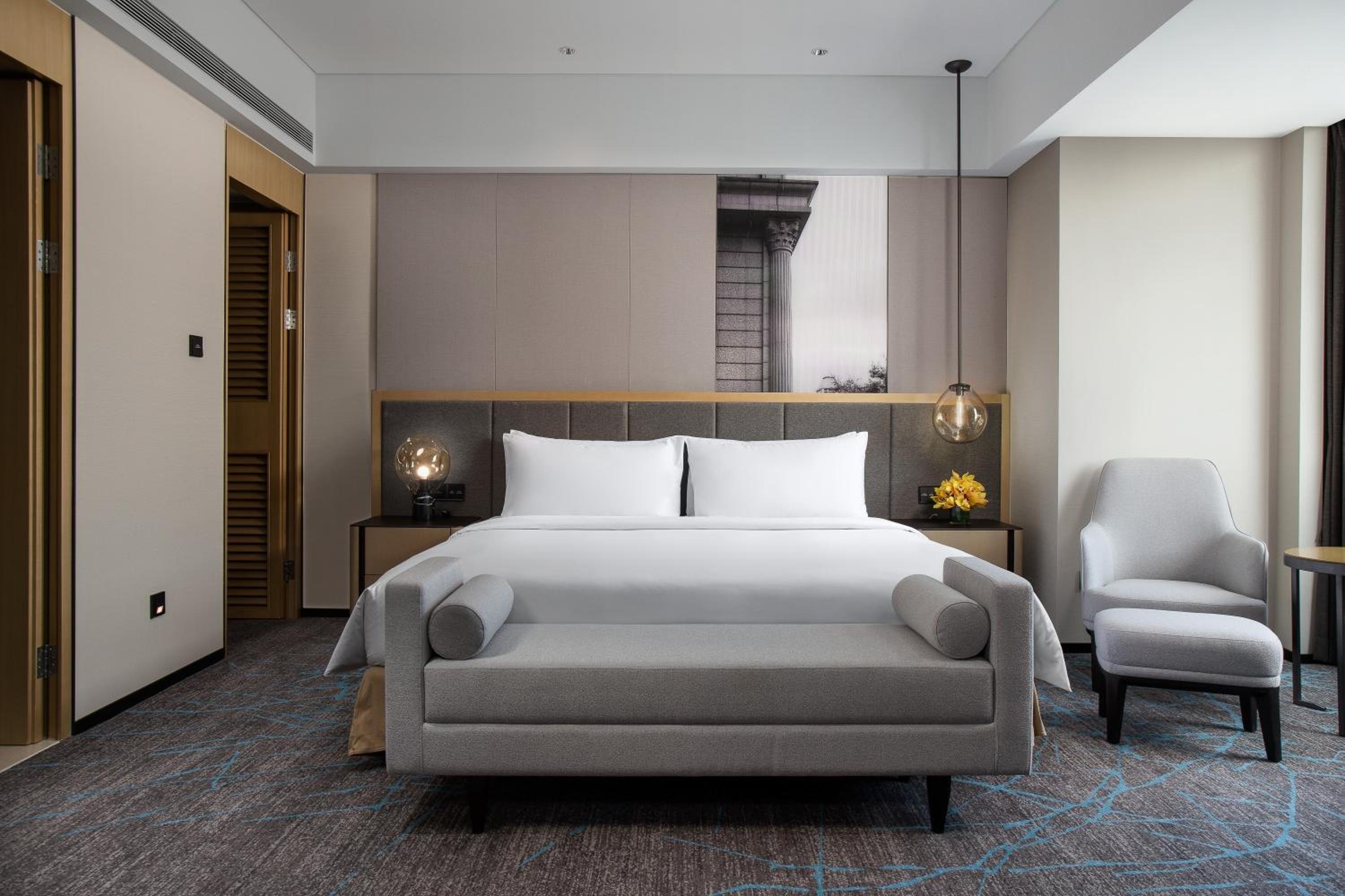 1 King bed Crowne Plaza Suite