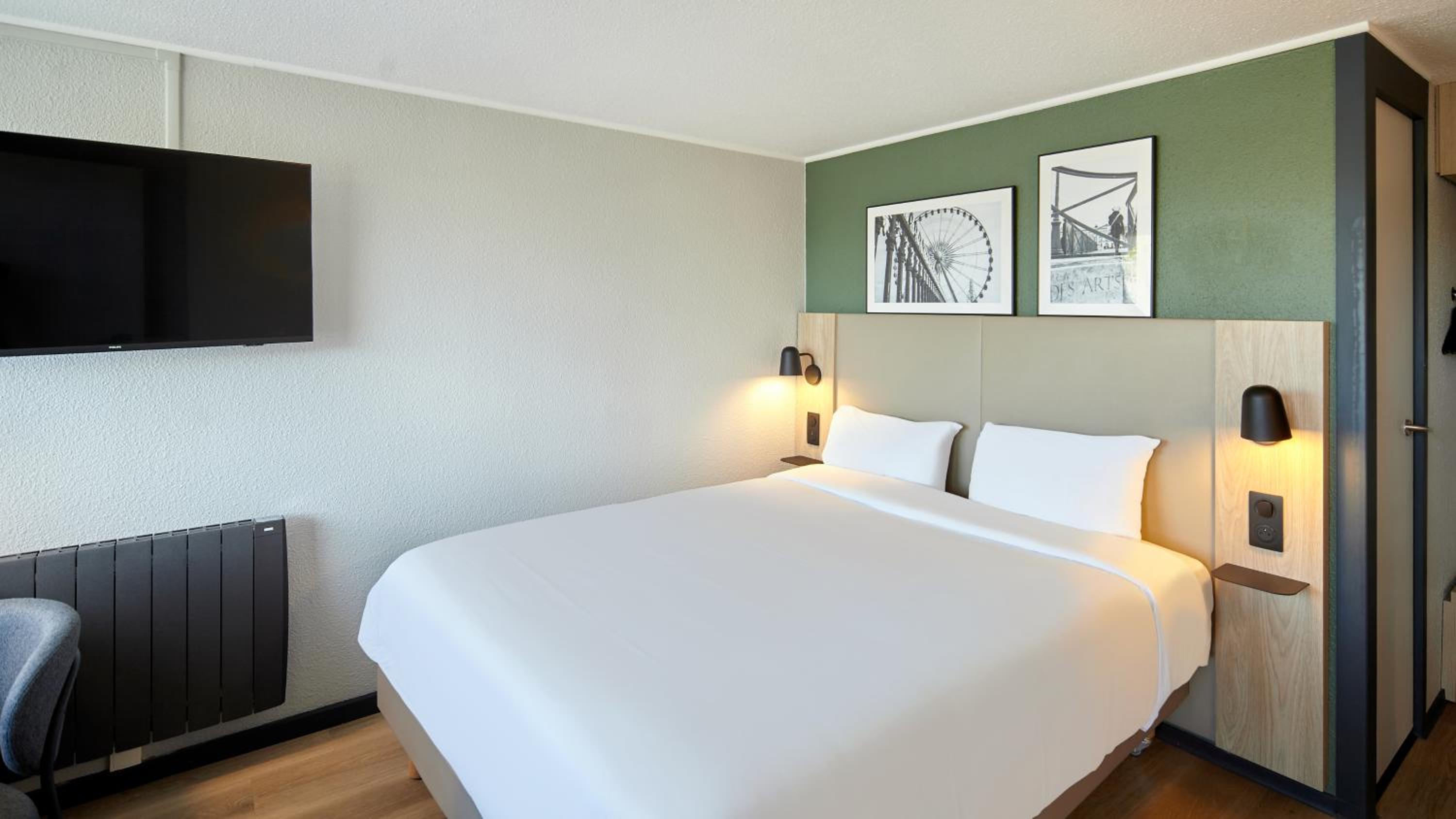 Standard Room - 1 Queen Bed