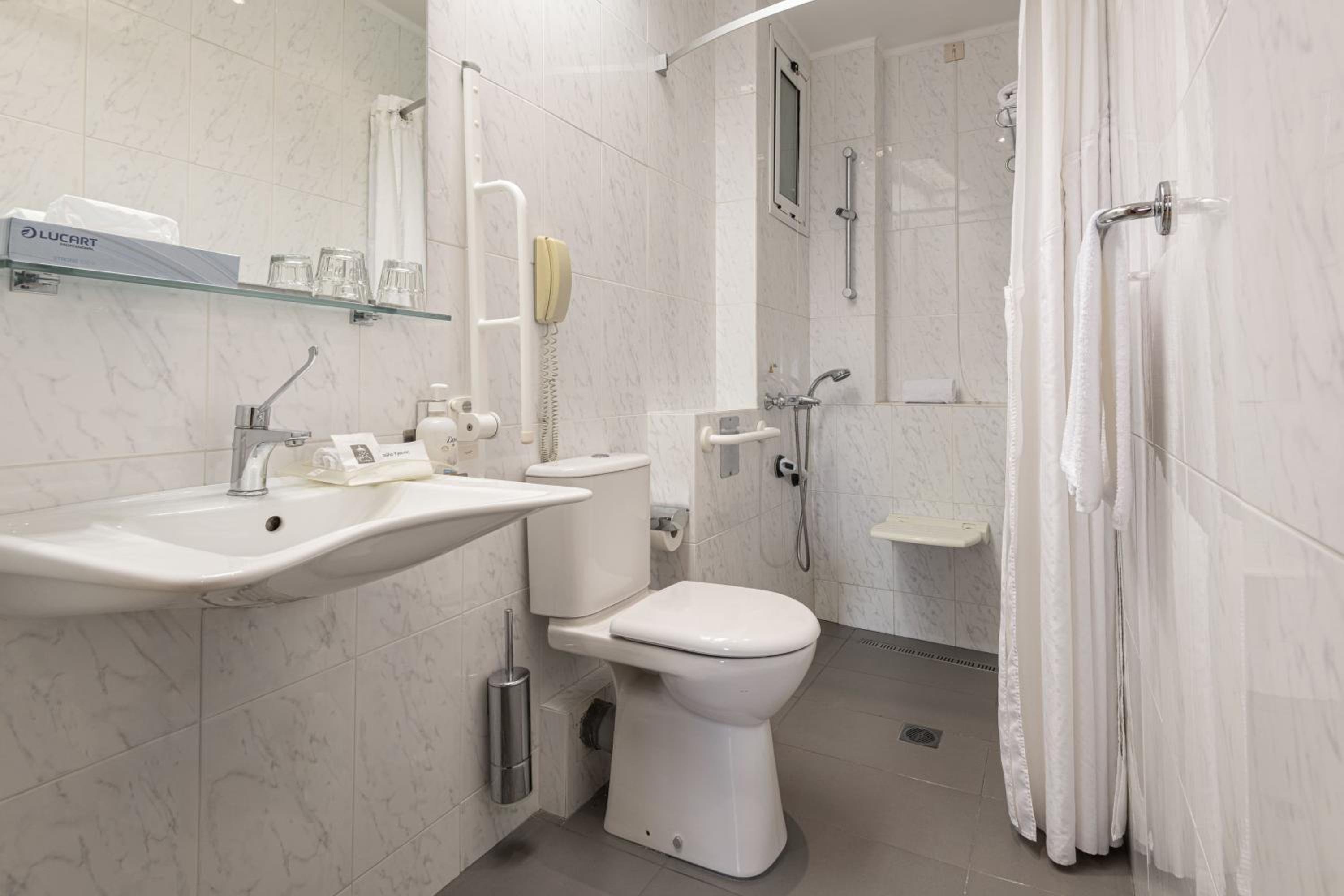 Standard Twin Room - Accessible/Smoking