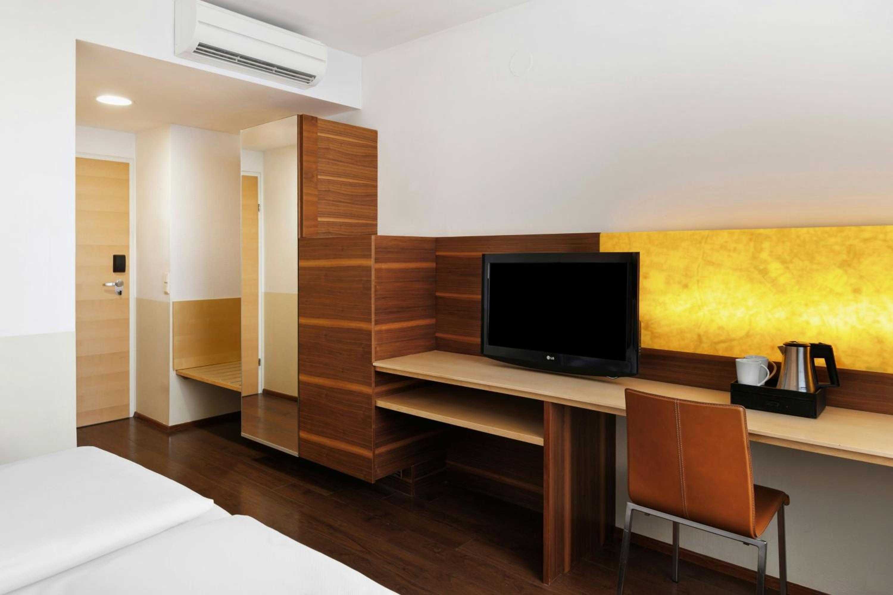 Twin Double Guest Room with City View