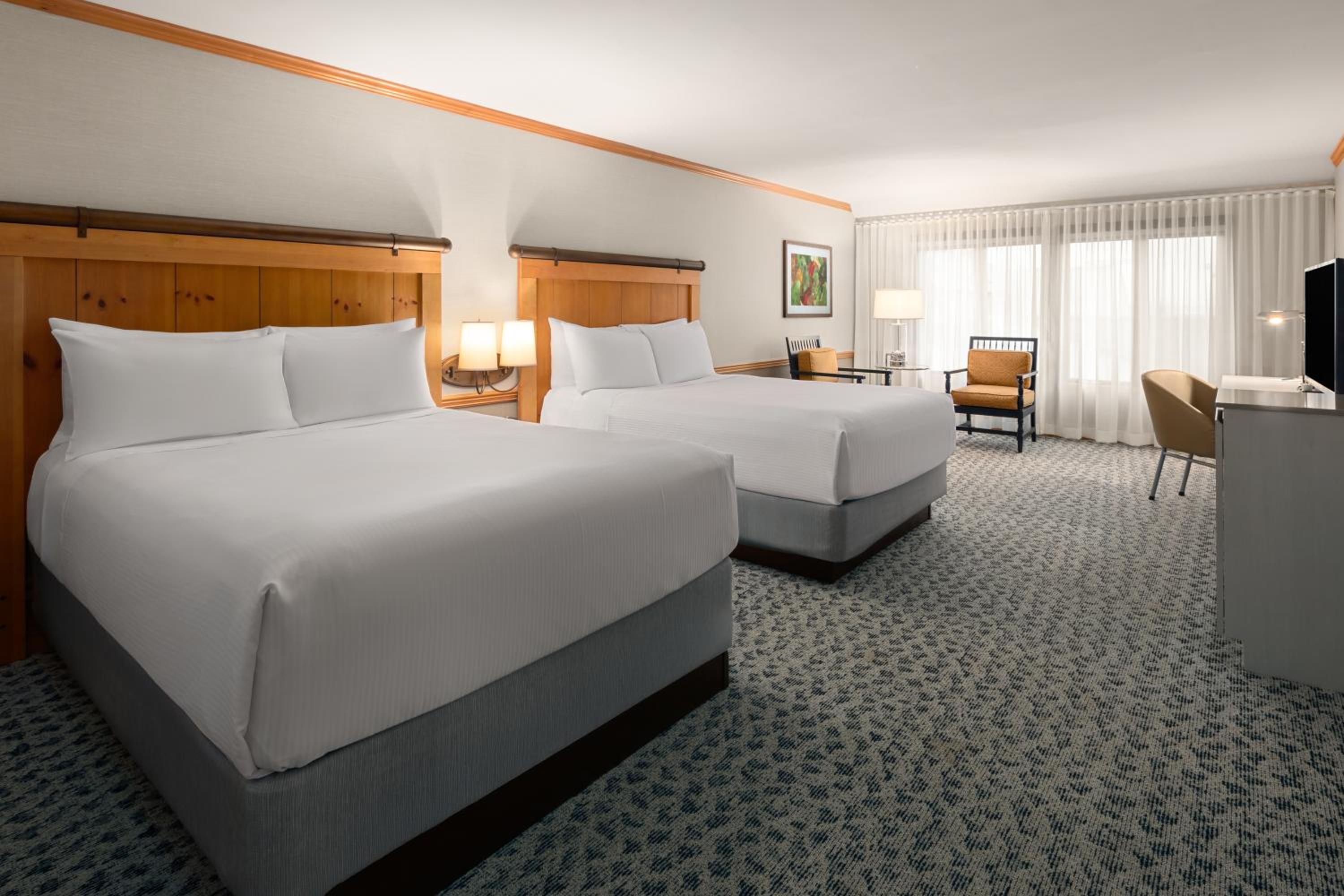 Queen Room with Tub w/Grab Bars and Water View - Mobility/Hearing Access - Non-Smoking