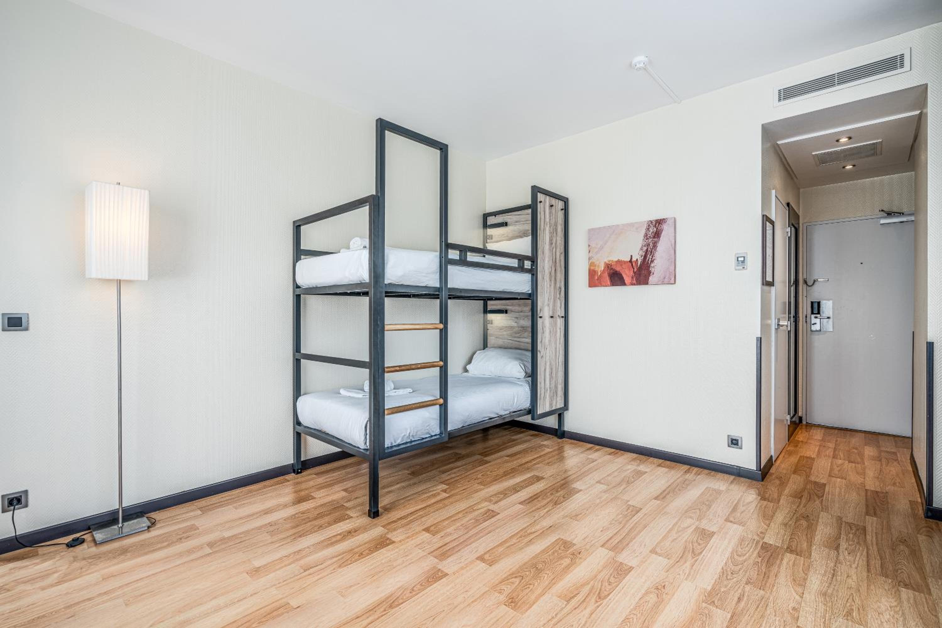 Family Room (2 Adults + 2 Children)