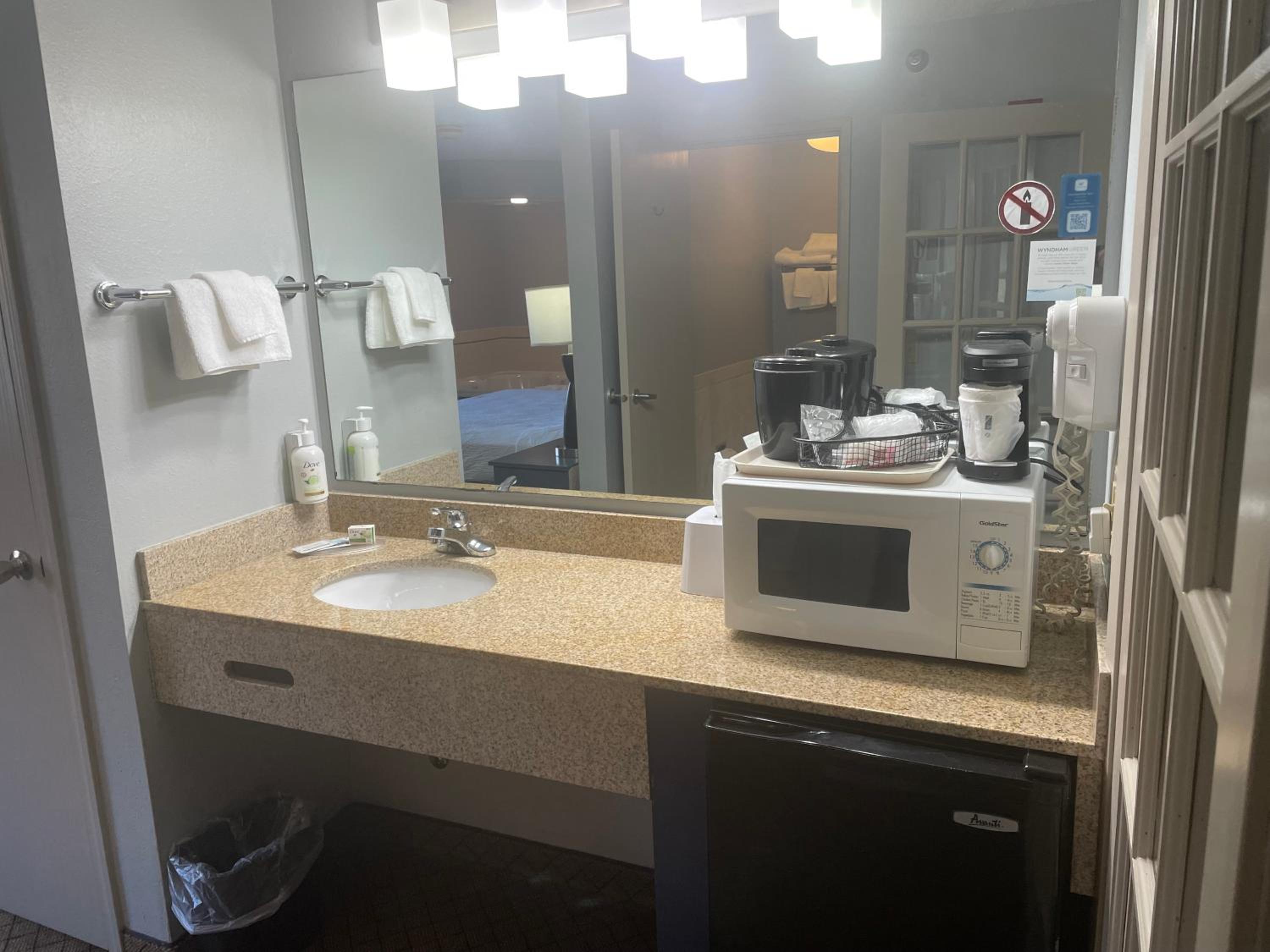 King Bed, Premier One-Bedroom Suite, Non-Smoking