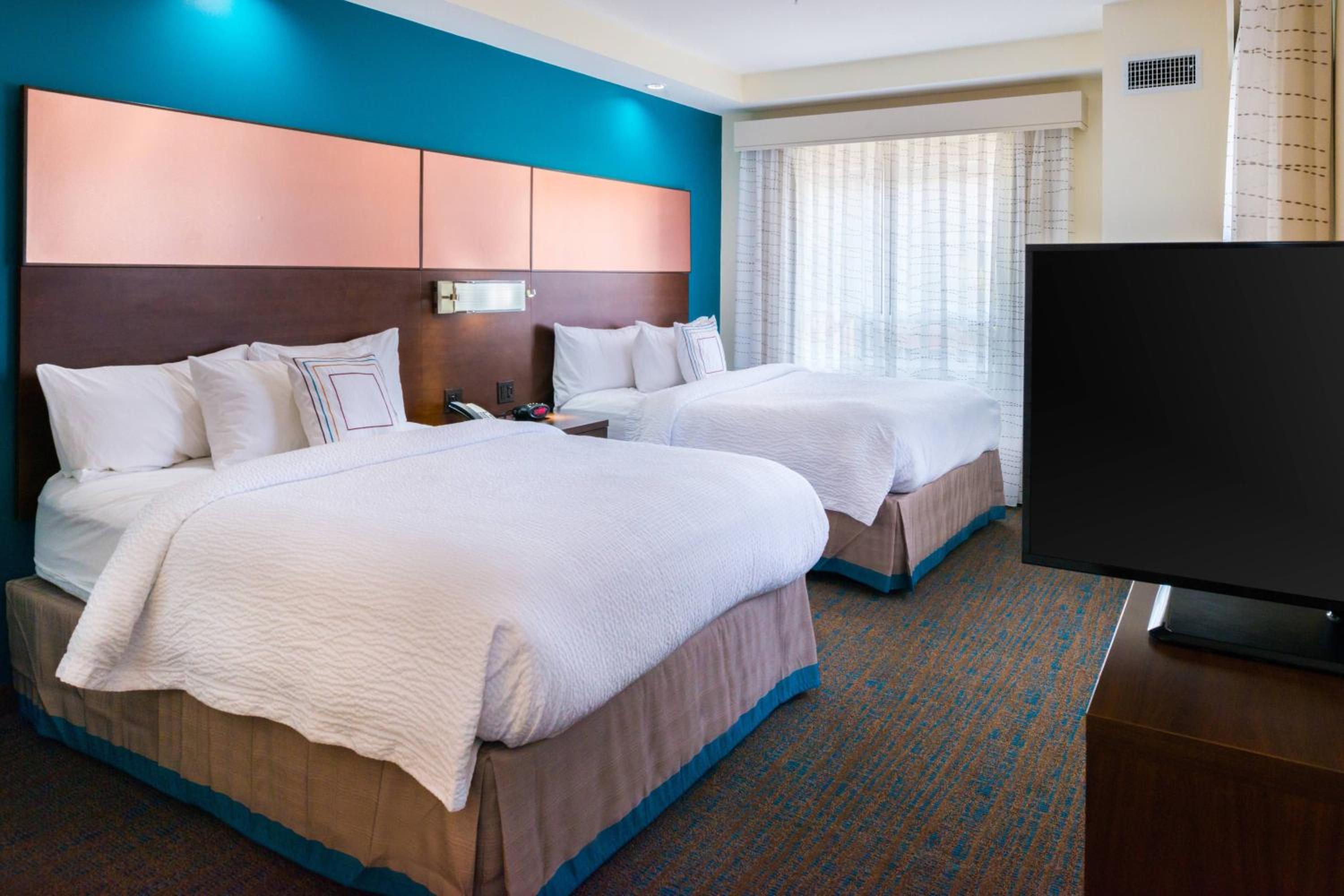 Studio with Two Queen Beds - Hearing Accessible