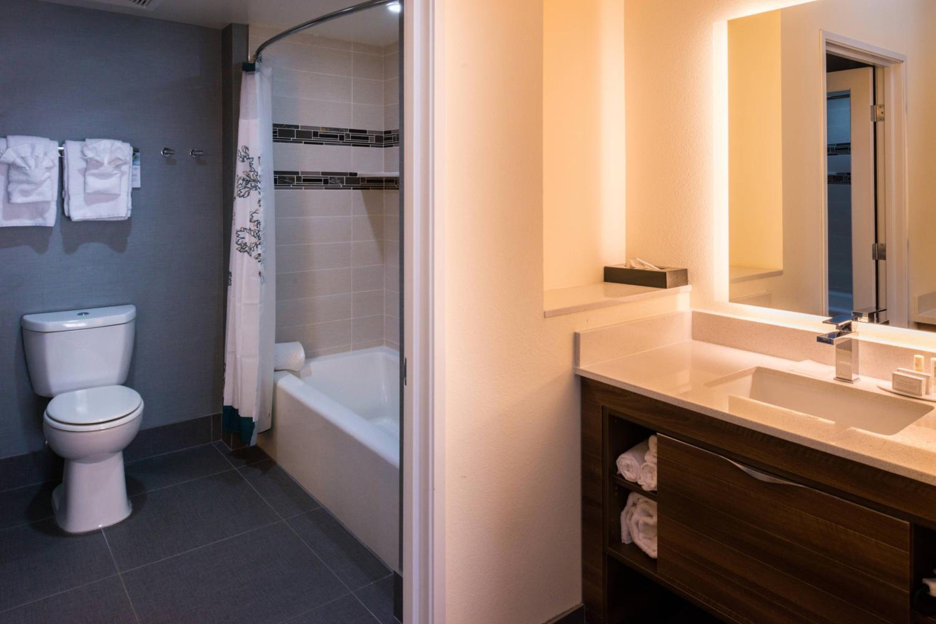 Studio with Two Queen Beds - Hearing Accessible