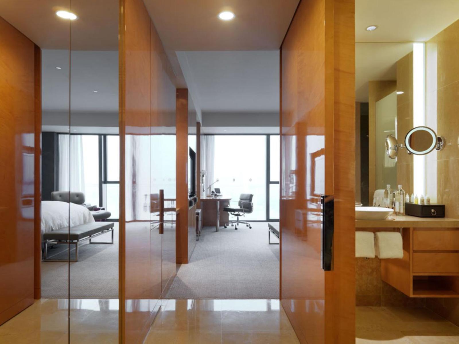 1 King Premium Lounge Access River View Room