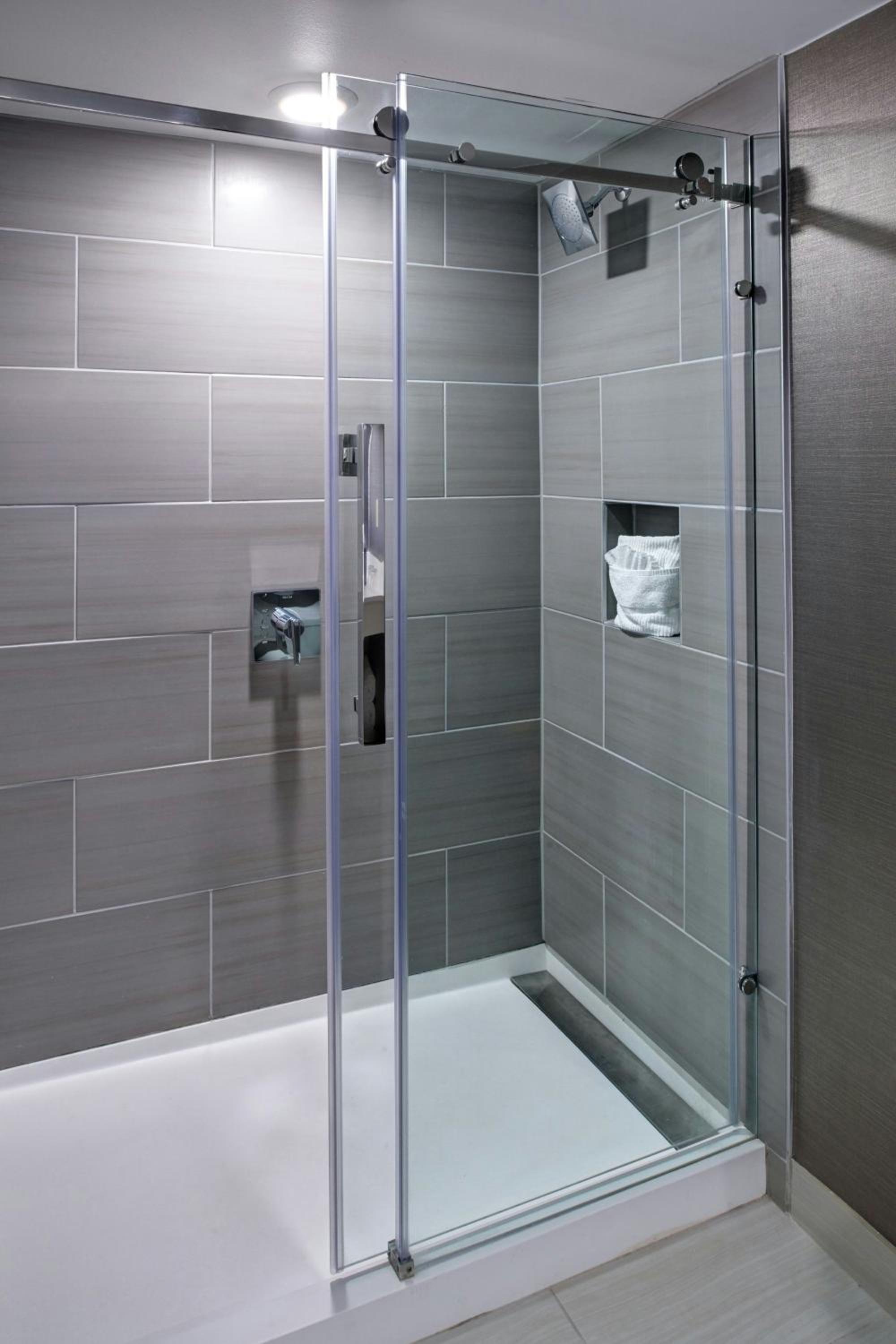 King Room with Sofa Bed and Adapted Tub - Mobility Accessible