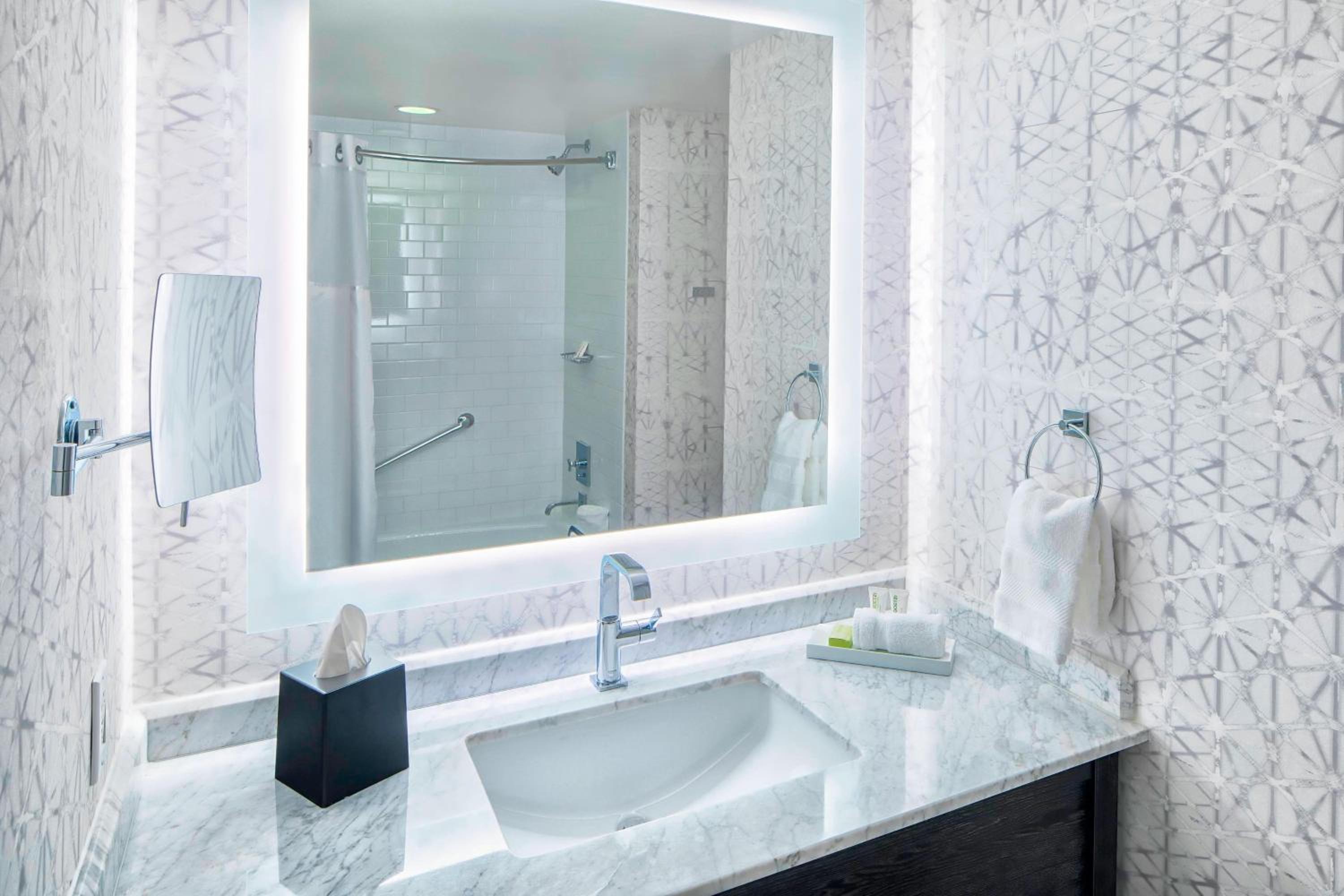 Executive Queen Room with Two Queen Beds and City View - Mobility and Hearing Accessible with Tub