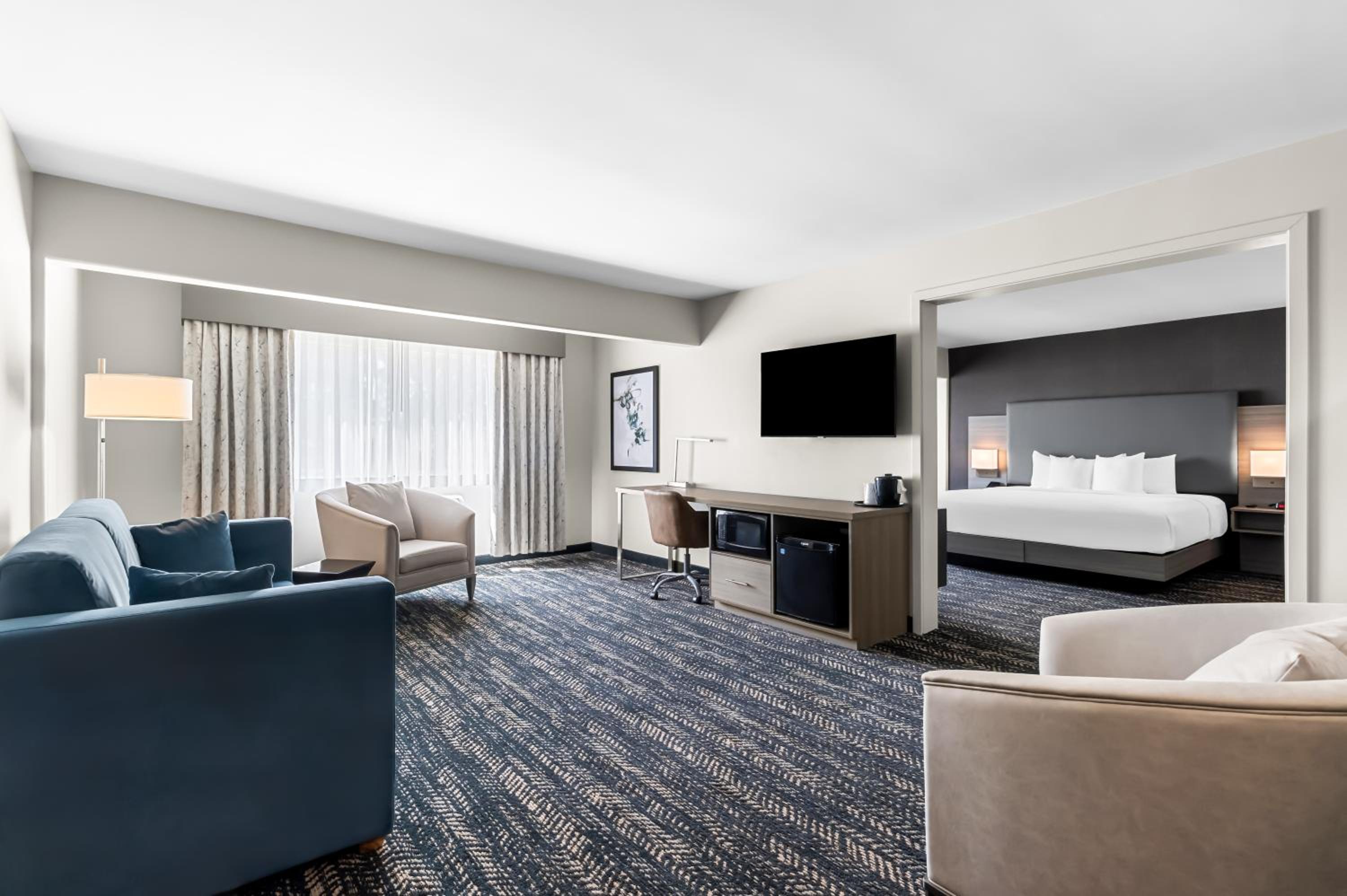 One-Bedroom Deluxe King Suite with Pool View - Non-Smoking