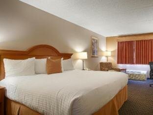 Queen Room with Two Queen Beds and River View - Non-Smoking