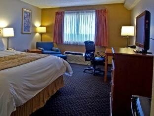 Queen Room with Two Queen Beds and River View - Non-Smoking