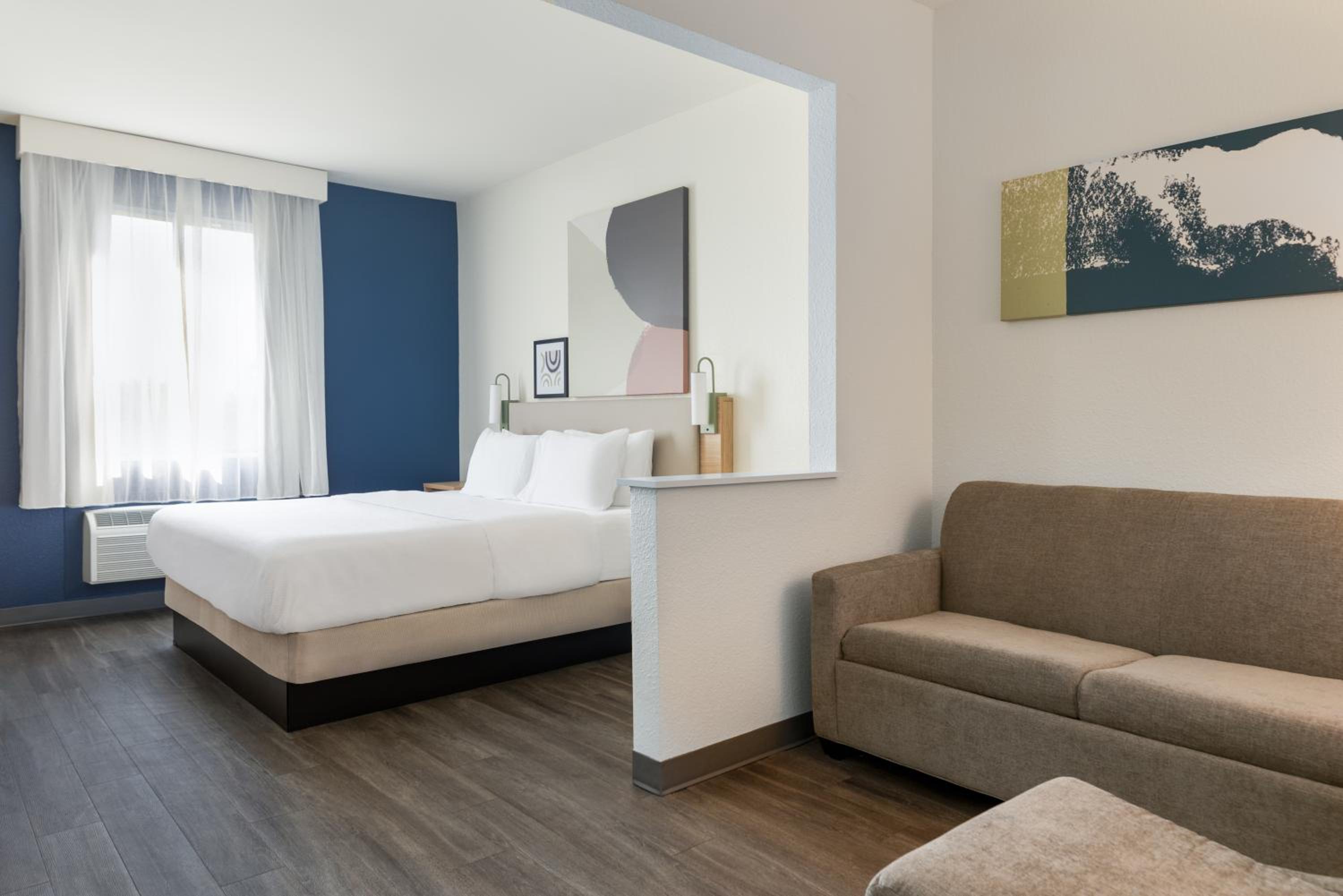 Queen Room with Sofa Bed and Bath Tub - Mobility Accessible
