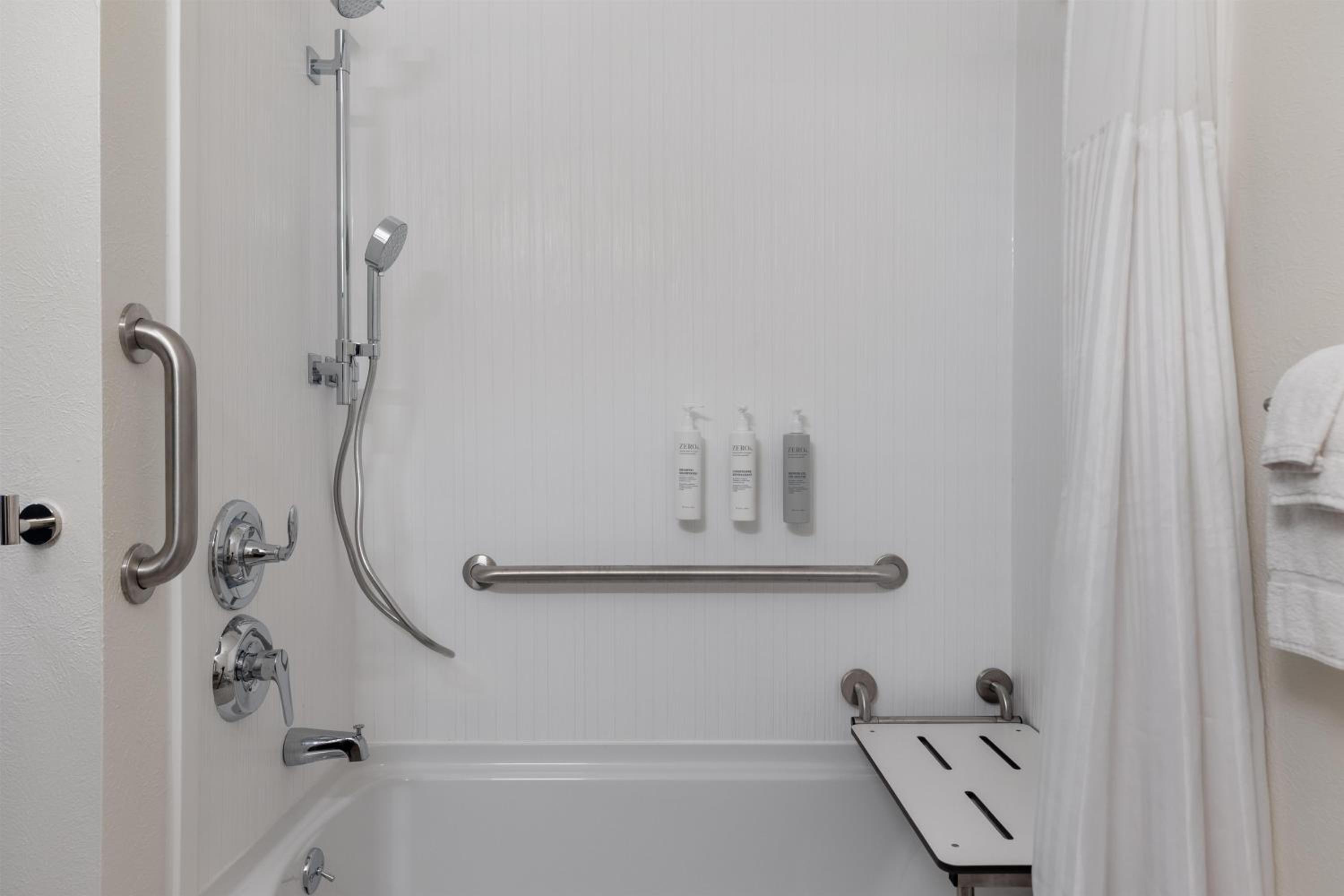 Queen Room with Sofa Bed and Bath Tub - Mobility Accessible