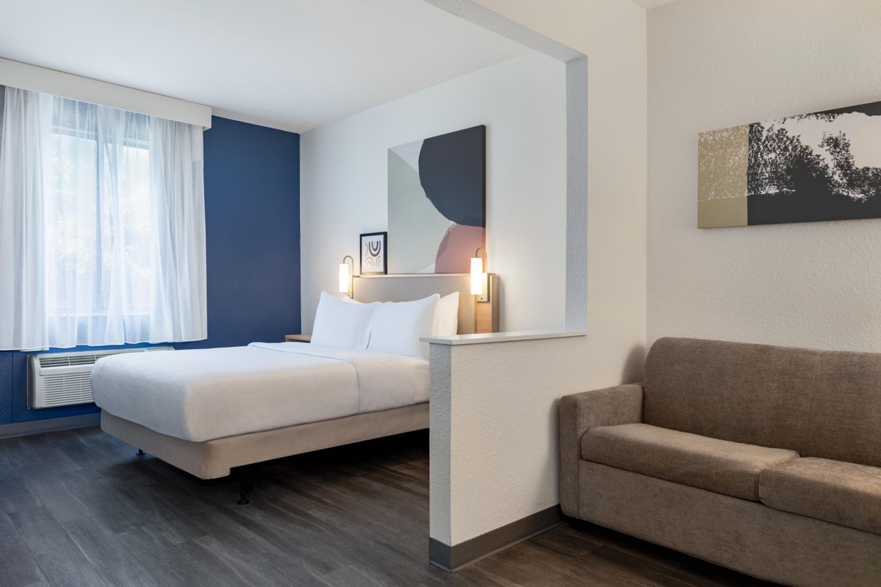 Queen Room with Sofa Bed and Bath Tub - Mobility Accessible