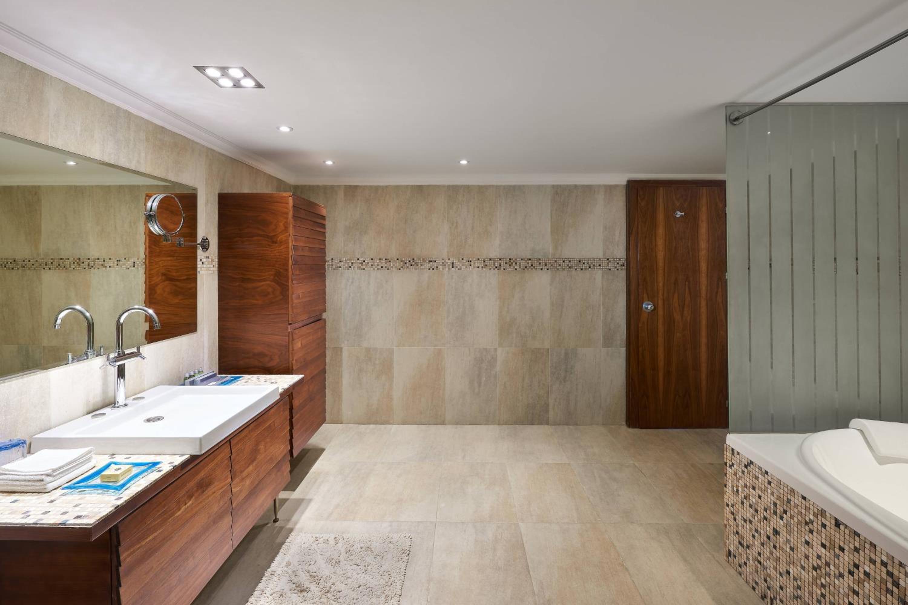 One-Bedroom Apollo King Suite with Balcony and Sea View