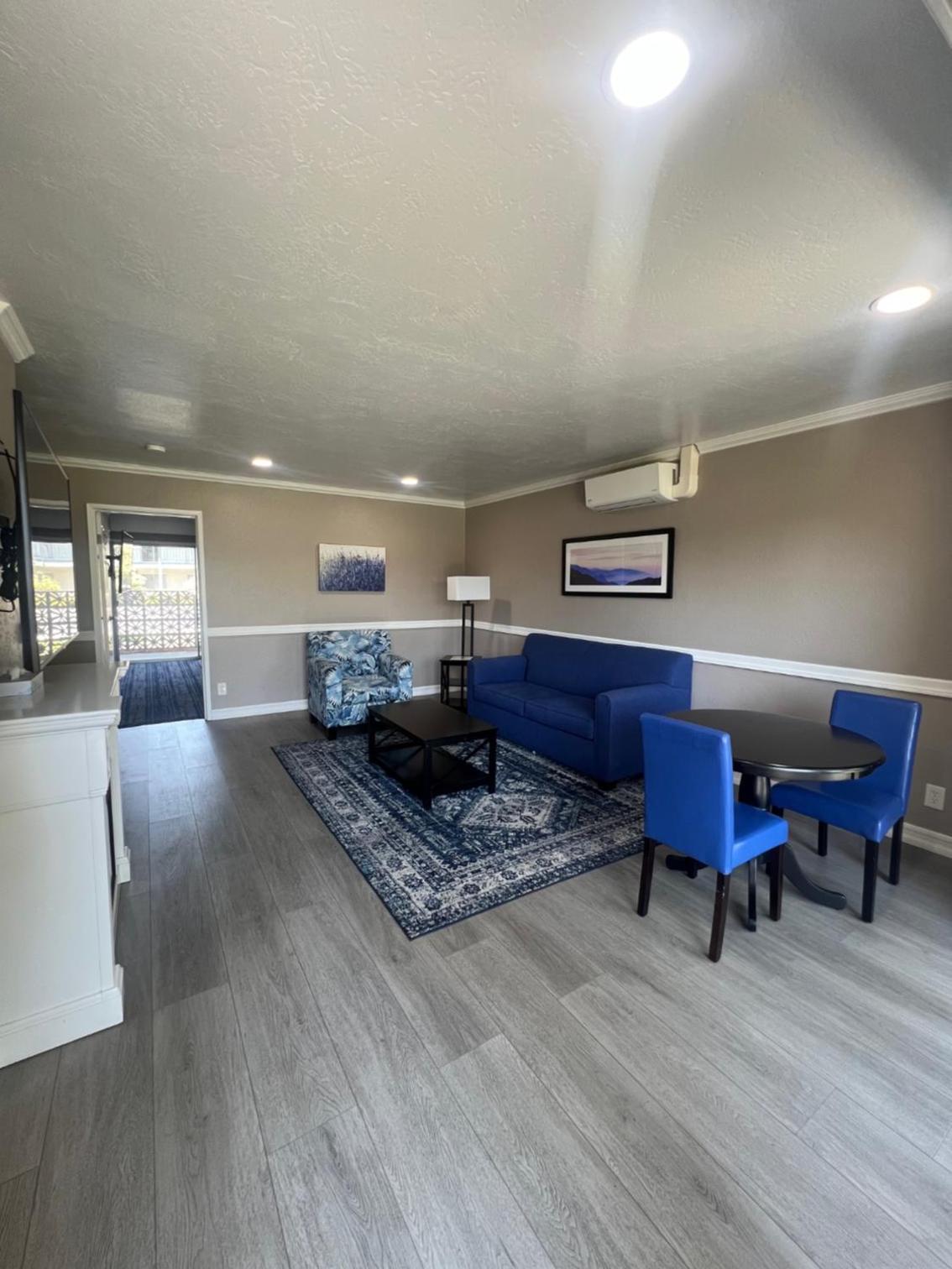 Family Room with Garden View