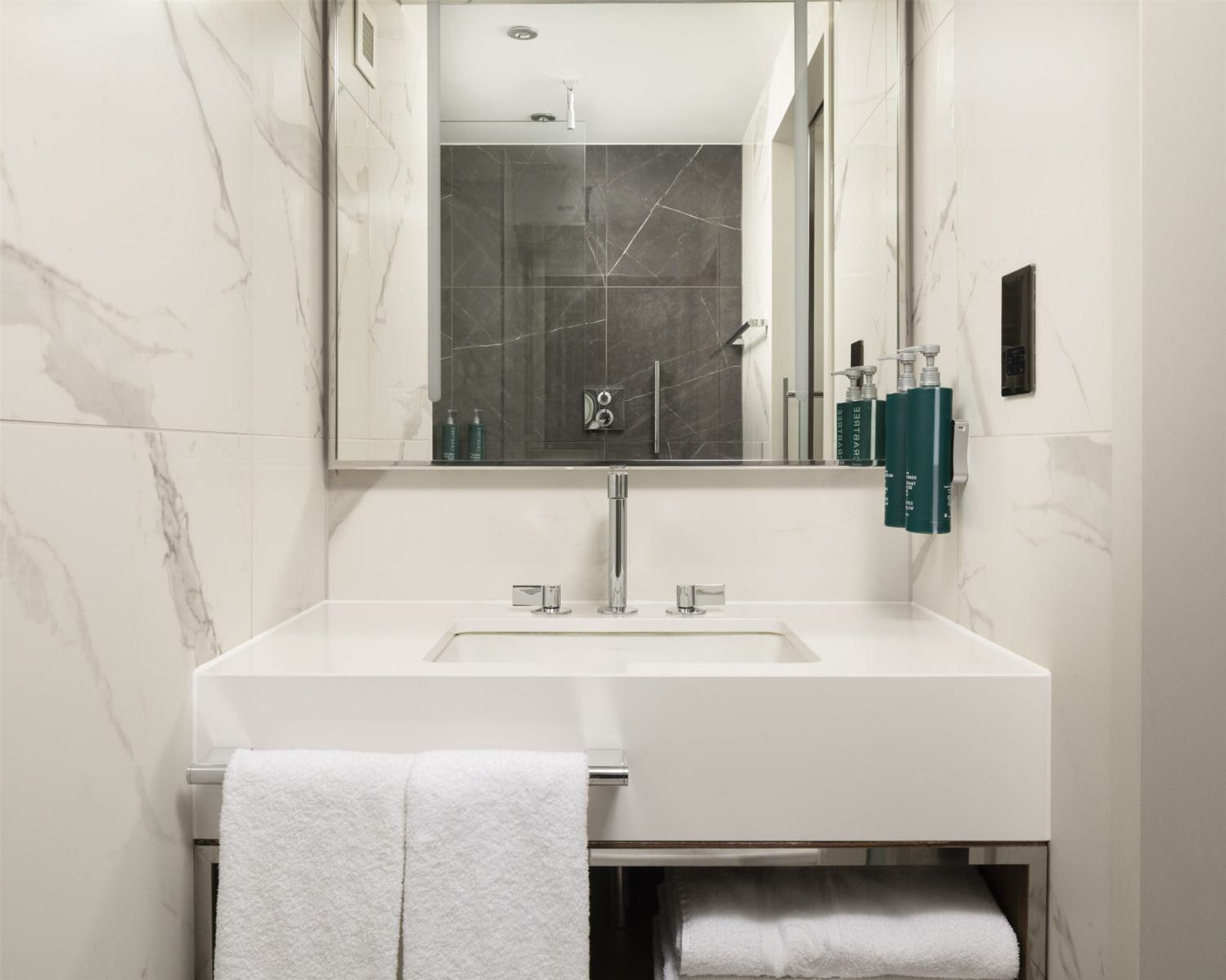 Deluxe King Room with City View