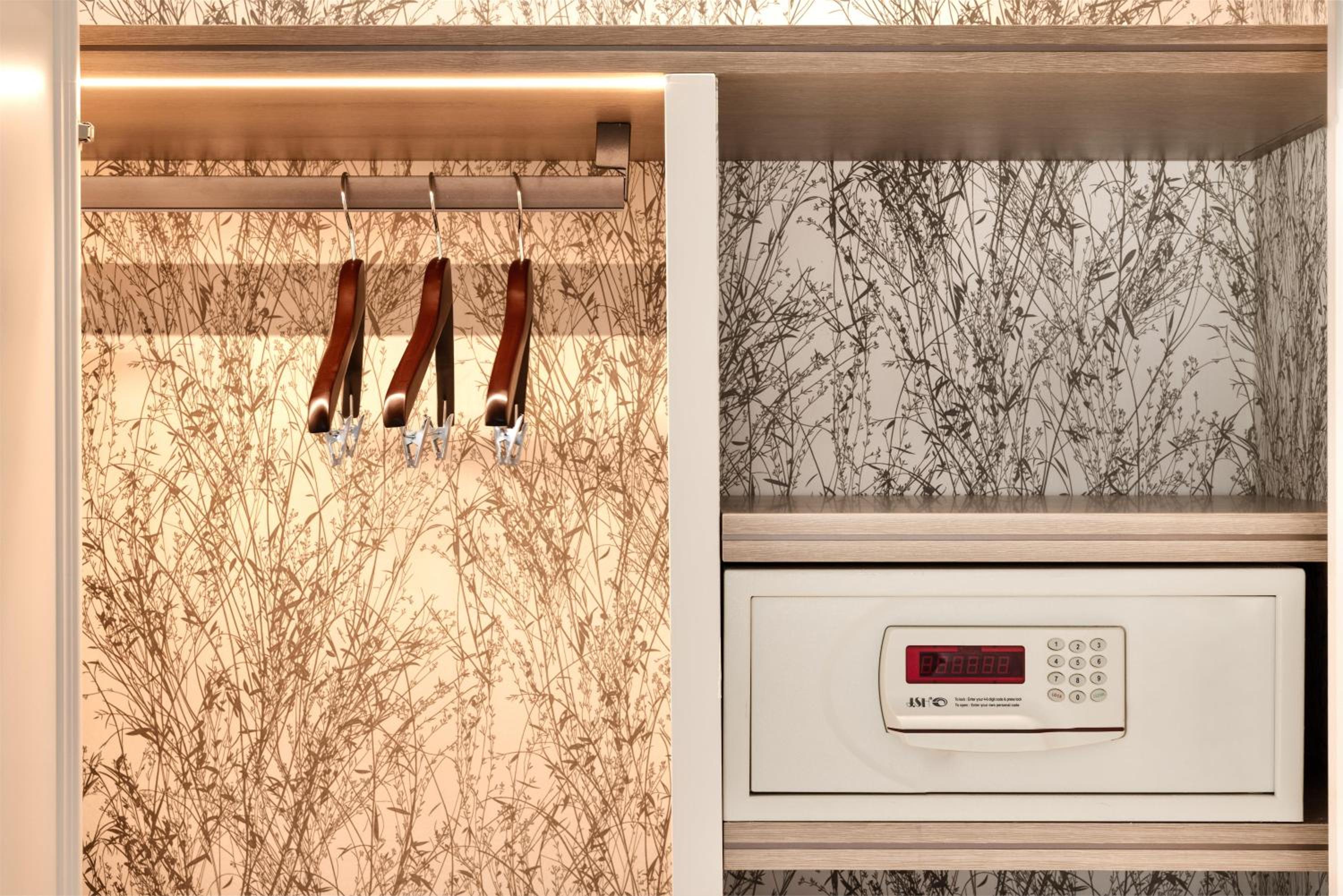 Premier Deluxe King Room with Balcony