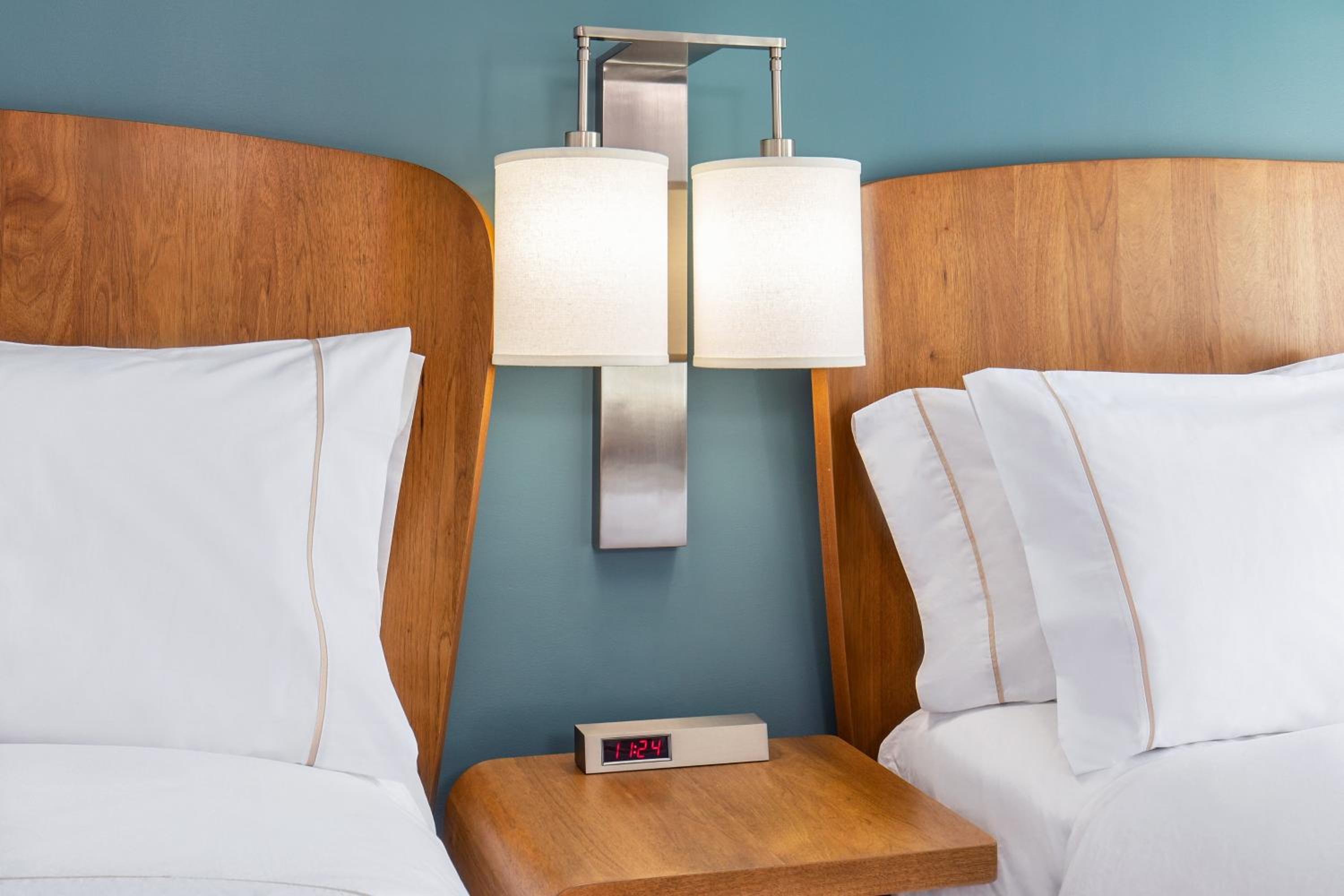 Queen Studio with Sofa Bed and Roll-in Shower - Mobility Accessible