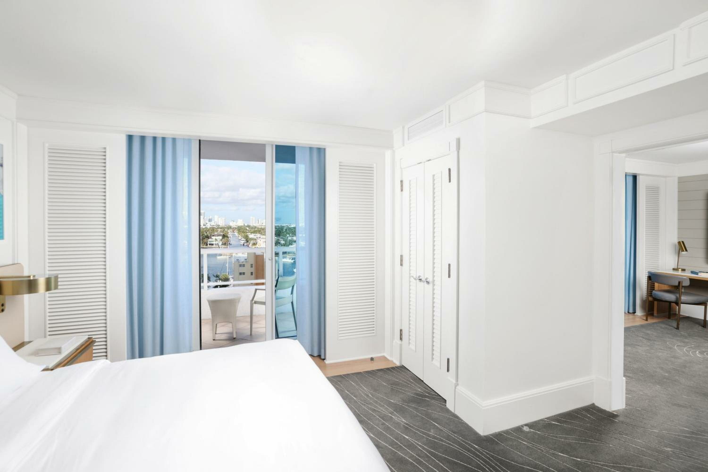 King Room with Sofa-Bed - Club Lounge Access