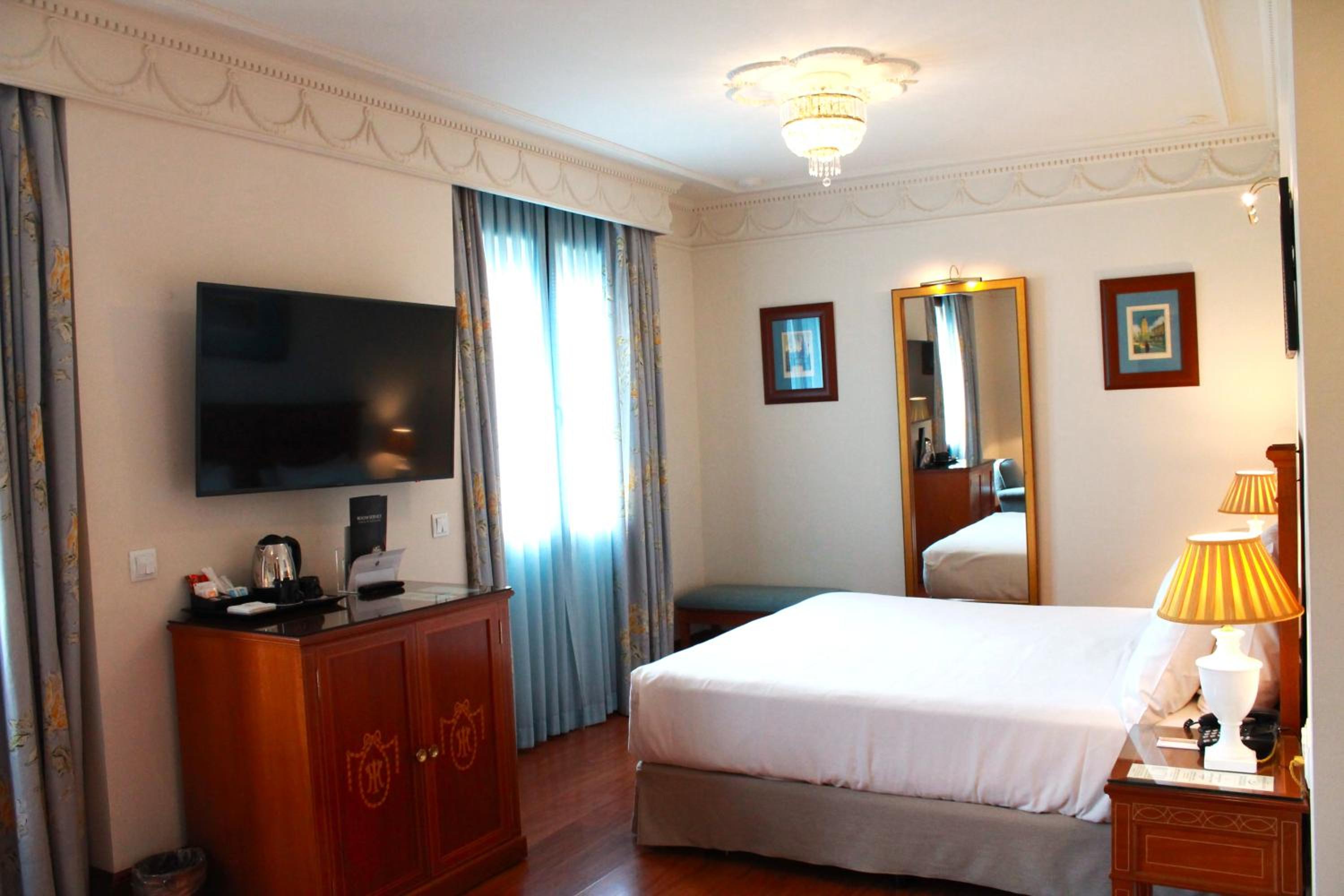 Deluxe Double or Twin Room with City View