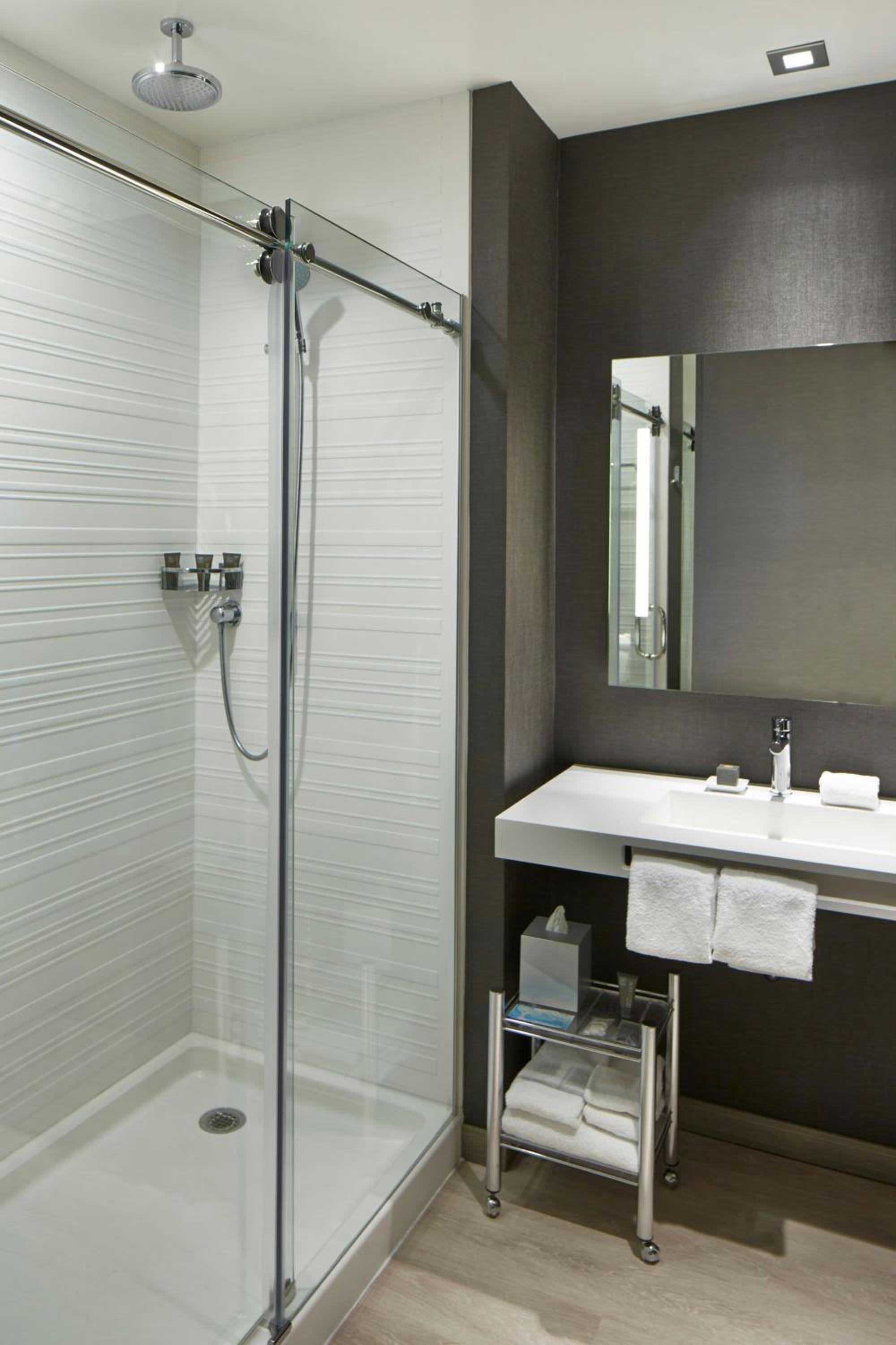 Corner King Room with City View and Roll-In Shower - Mobility Accessible