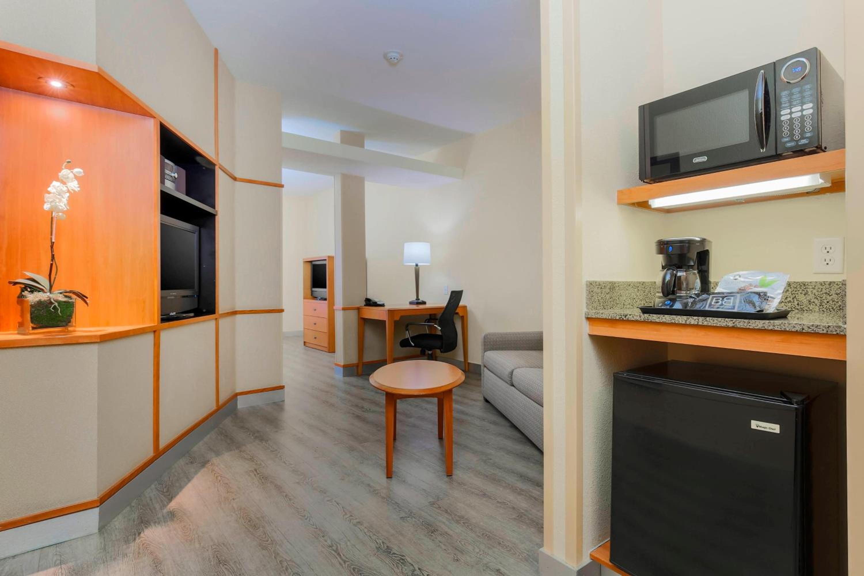 King Studio with Sofa Bed - Hearing Accessible