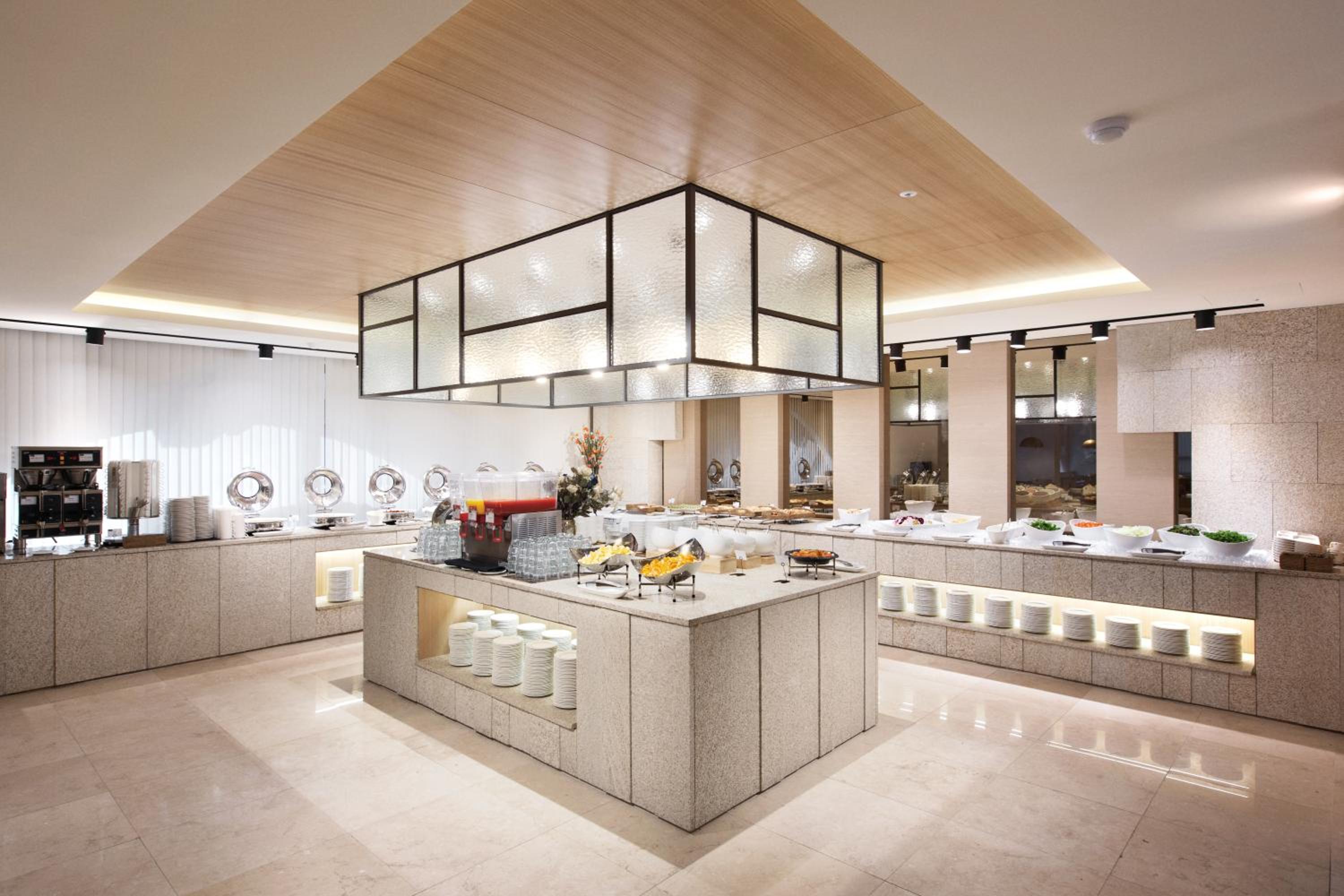 [EF Lounge PKG] Executive Suite Harbor View + Breakfast for 3 per stay + Welcome Busan Mini-bar & 1 bottle of House Wine + Dessert Lounge