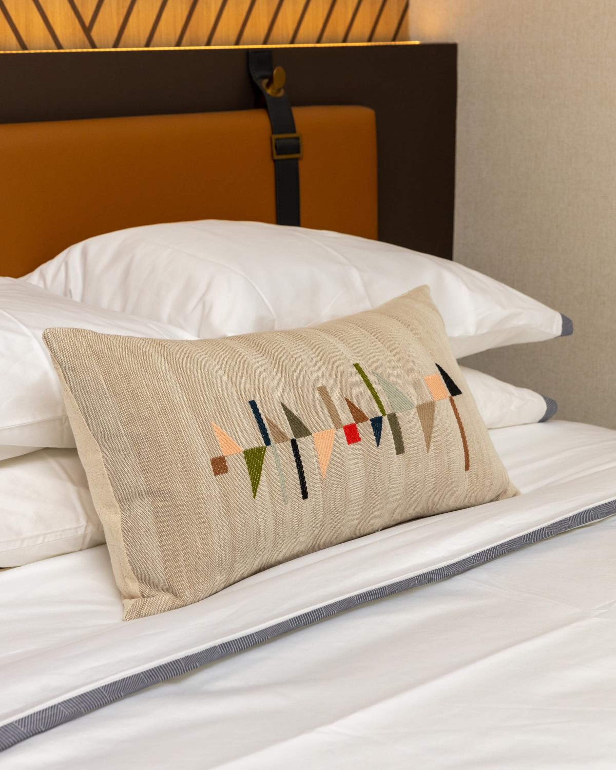 The Tallgrass King Room with Roll-In Shower - Mobility/Hearing Accessible