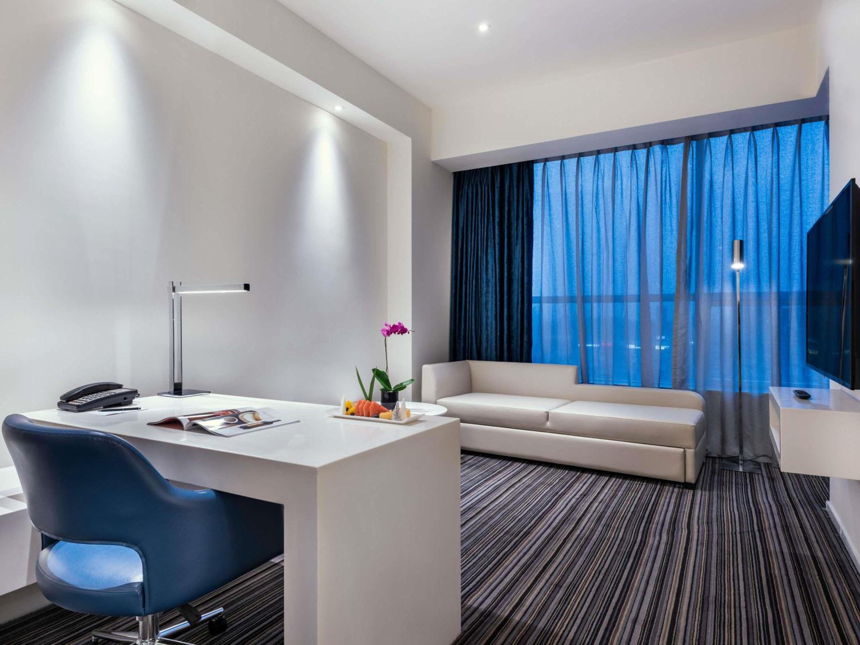 Deluxe King Suite with Lounge Access