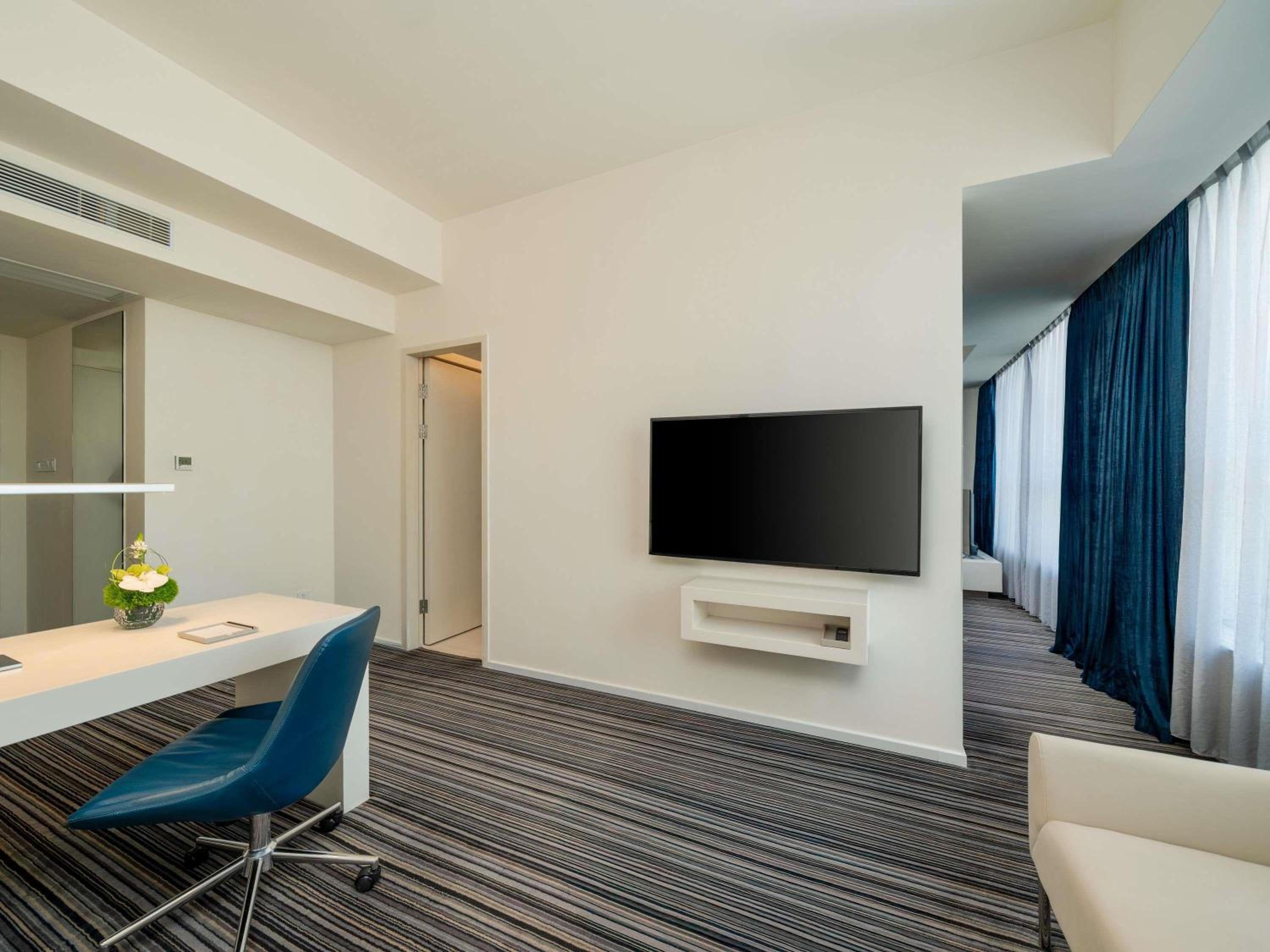 Deluxe King Suite with Lounge Access