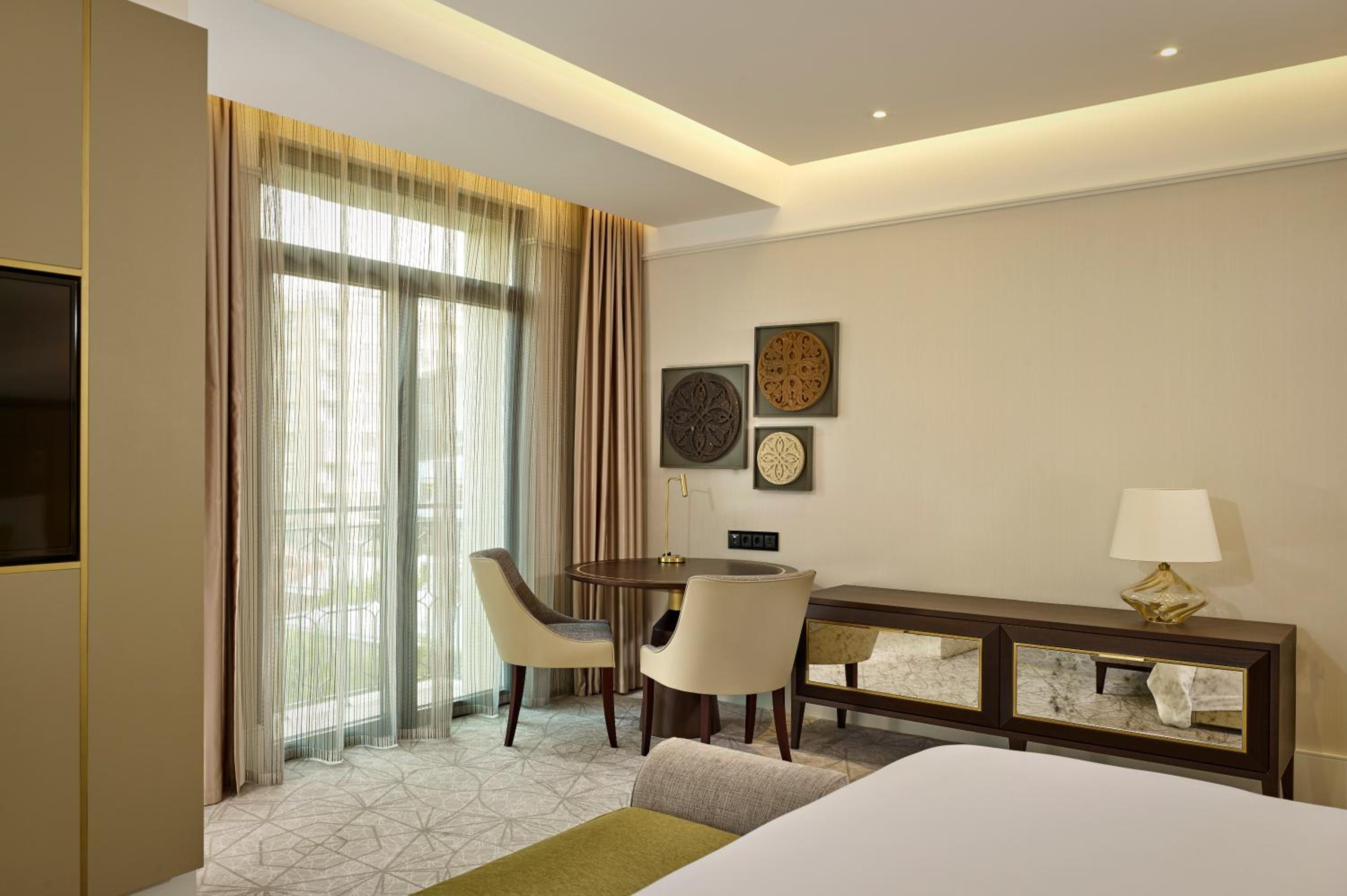 Corner Grand Deluxe King Room