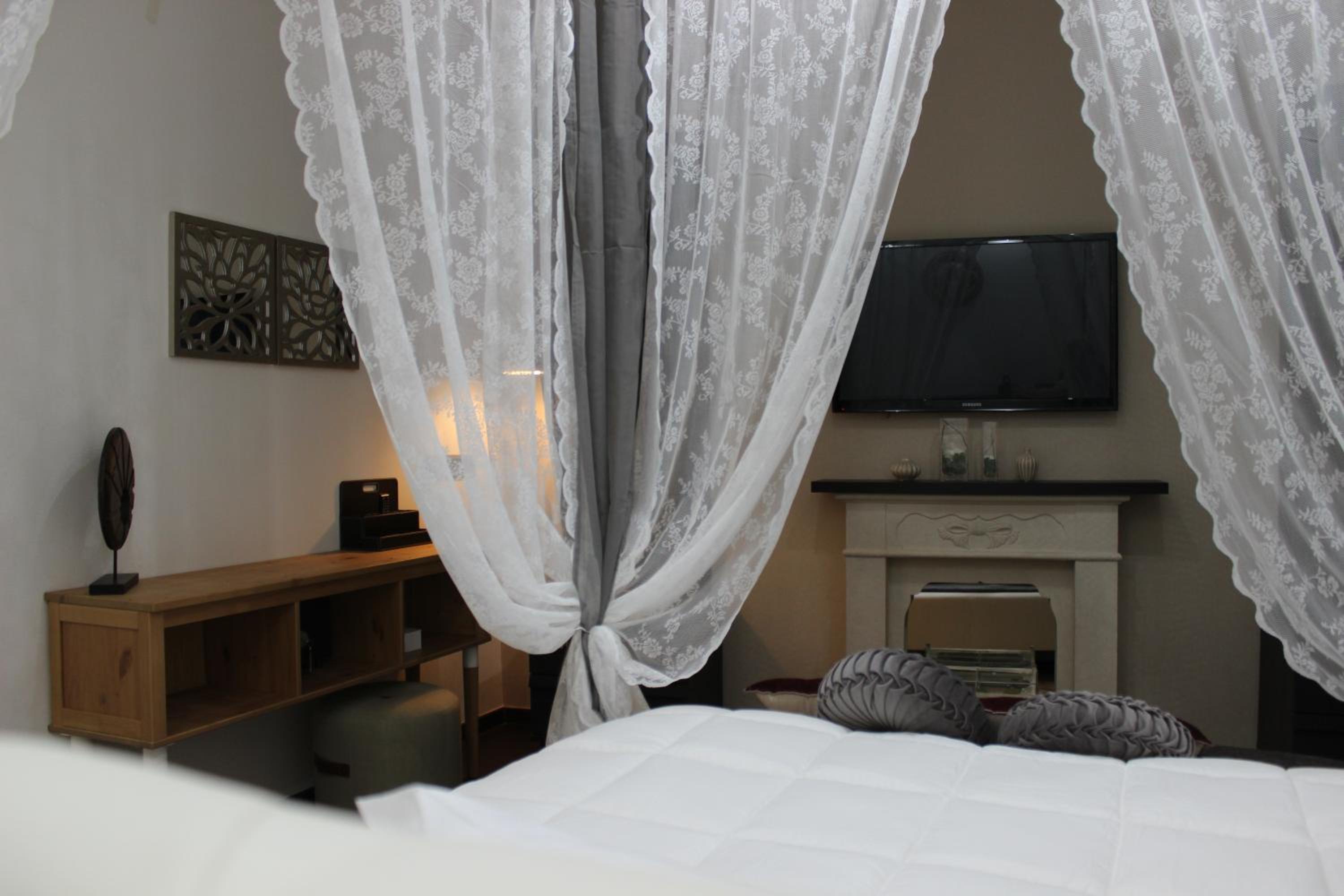 Apartment Black & White