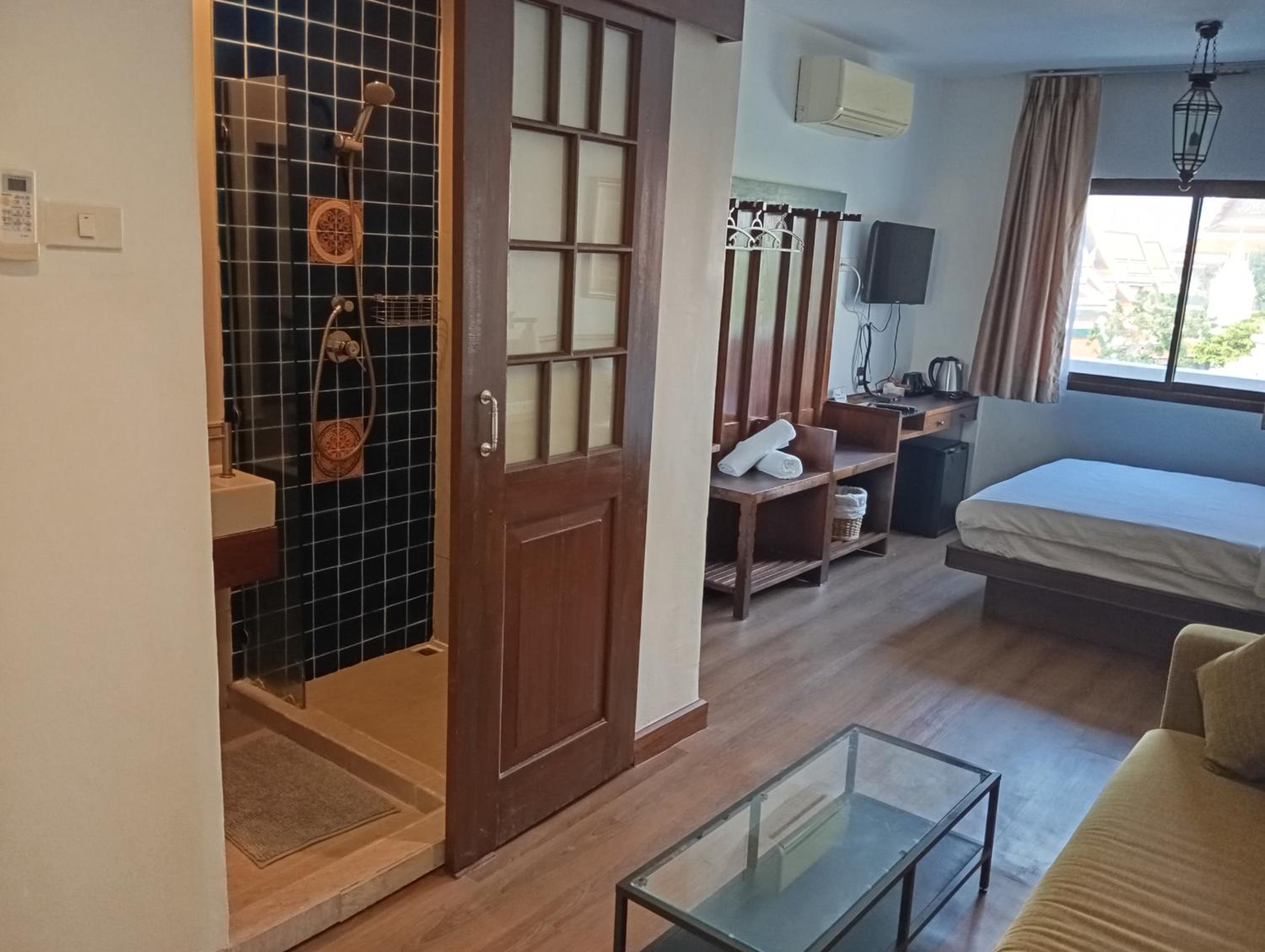 Deluxe Double Room (2 Adults + 1 Child)