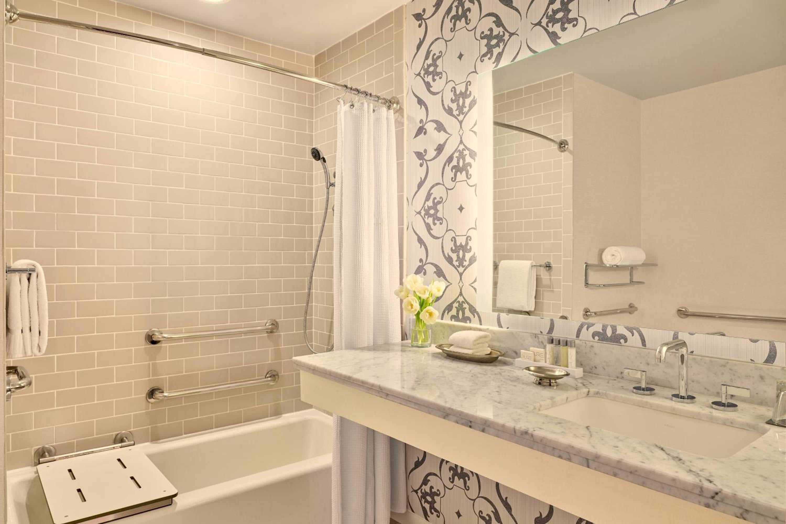 Illustrator King Room - Ground Floor/Mobility/Hearing Accessible with Tub