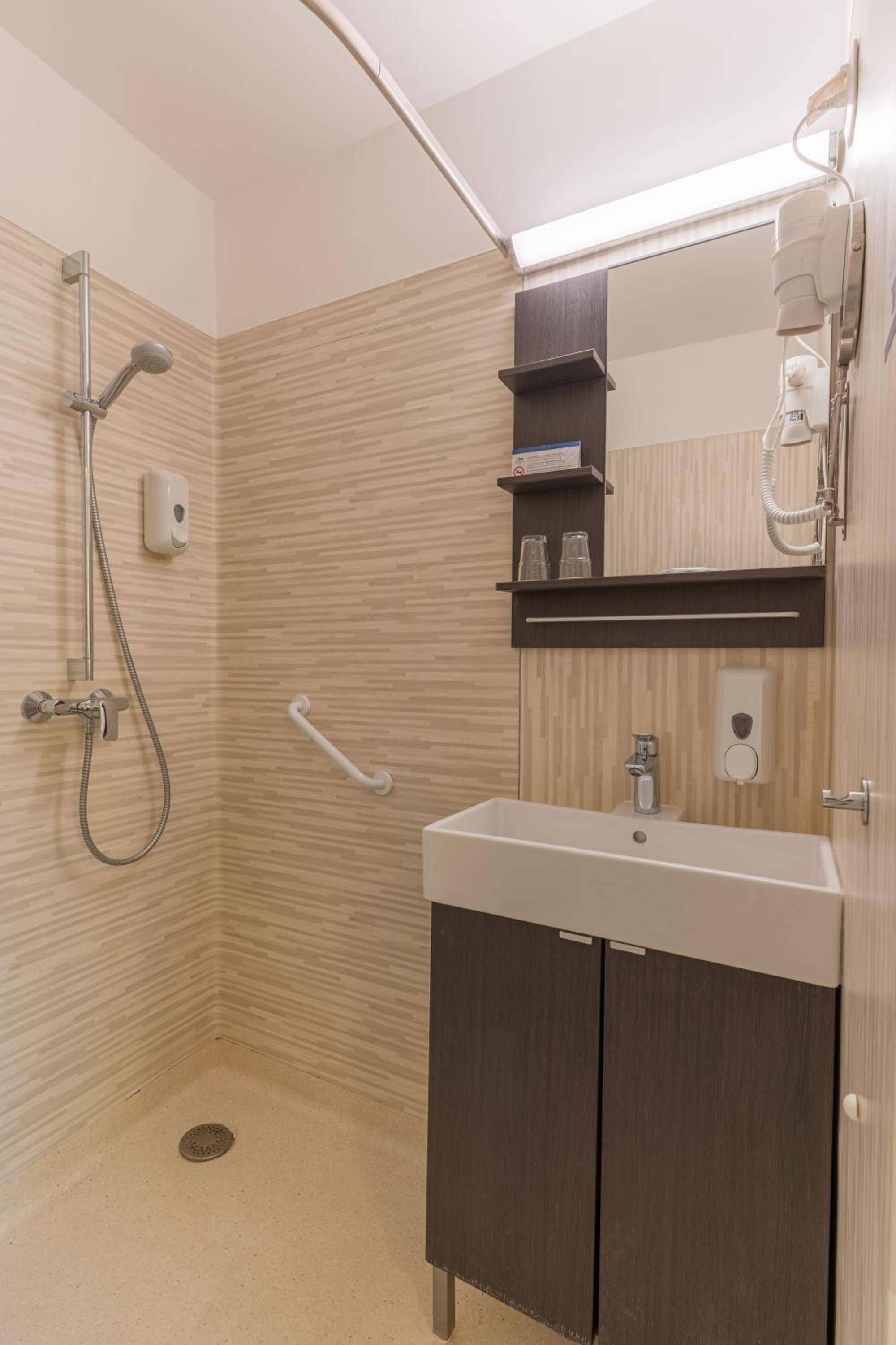 Comfort Room with 2 Single Beds 
