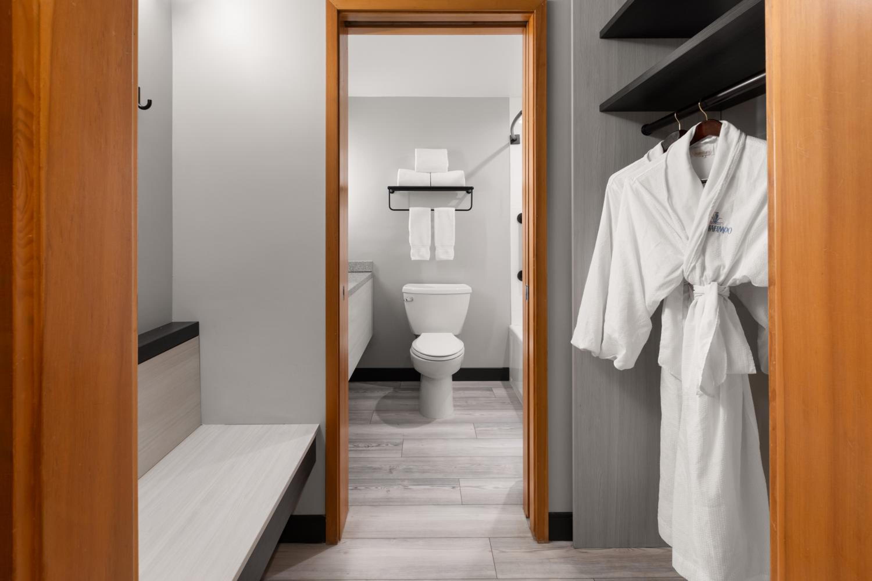 Premier King Room with Balcony - Non-Smoking