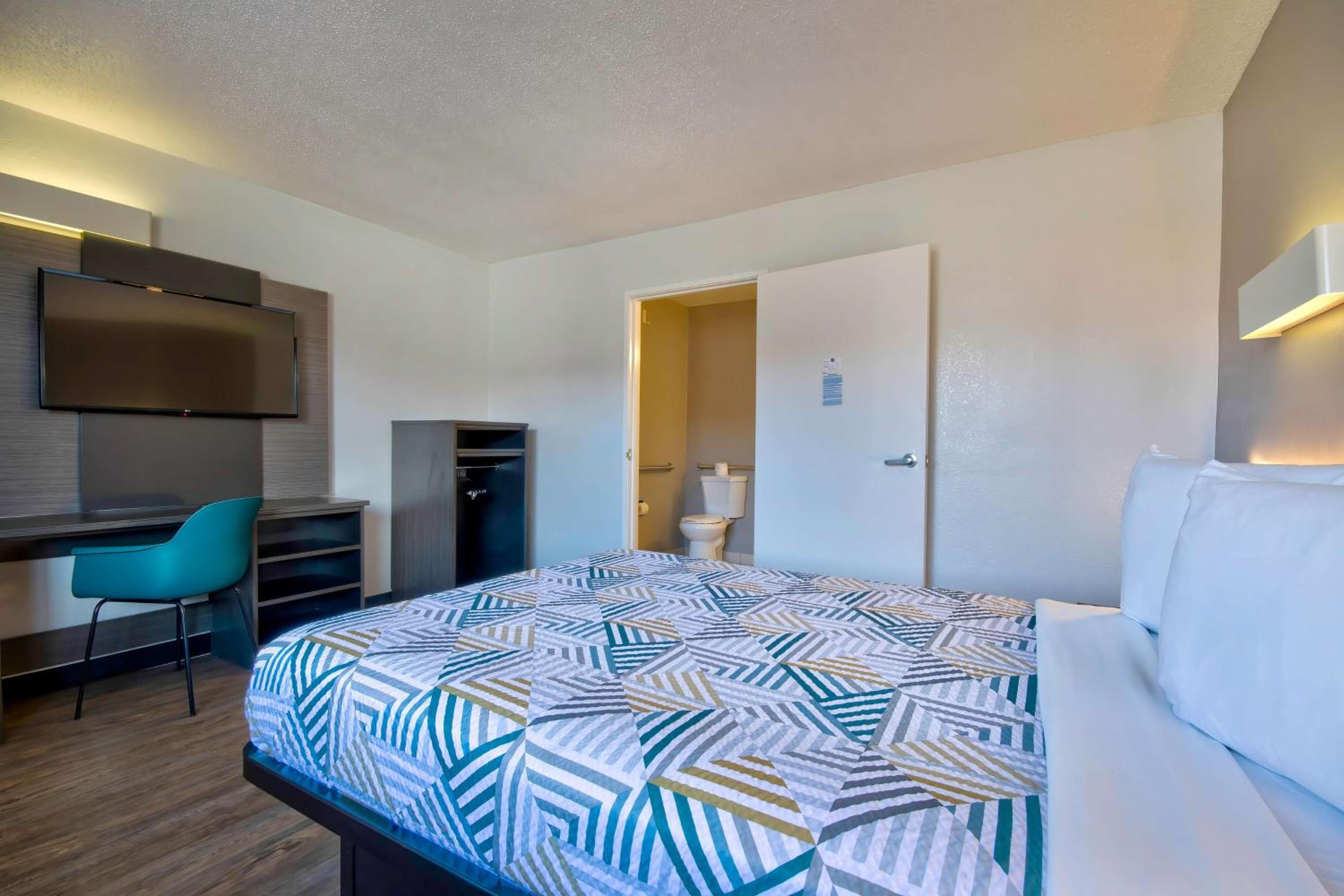 Queen Room - Disability Access - Non-Smoking