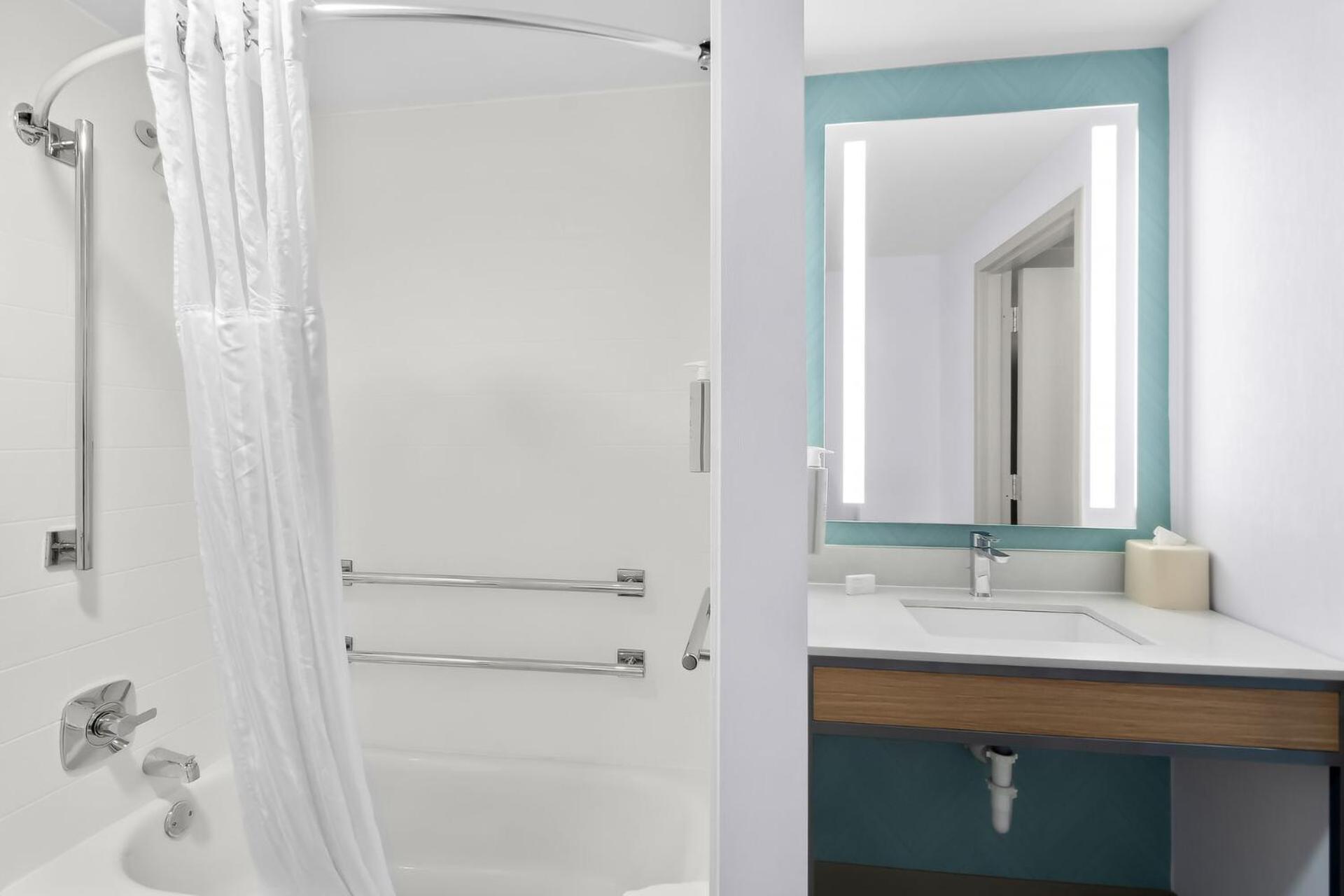 Queen Room with Two Queen Beds-Mobility Hearing Accessible with Bathtub