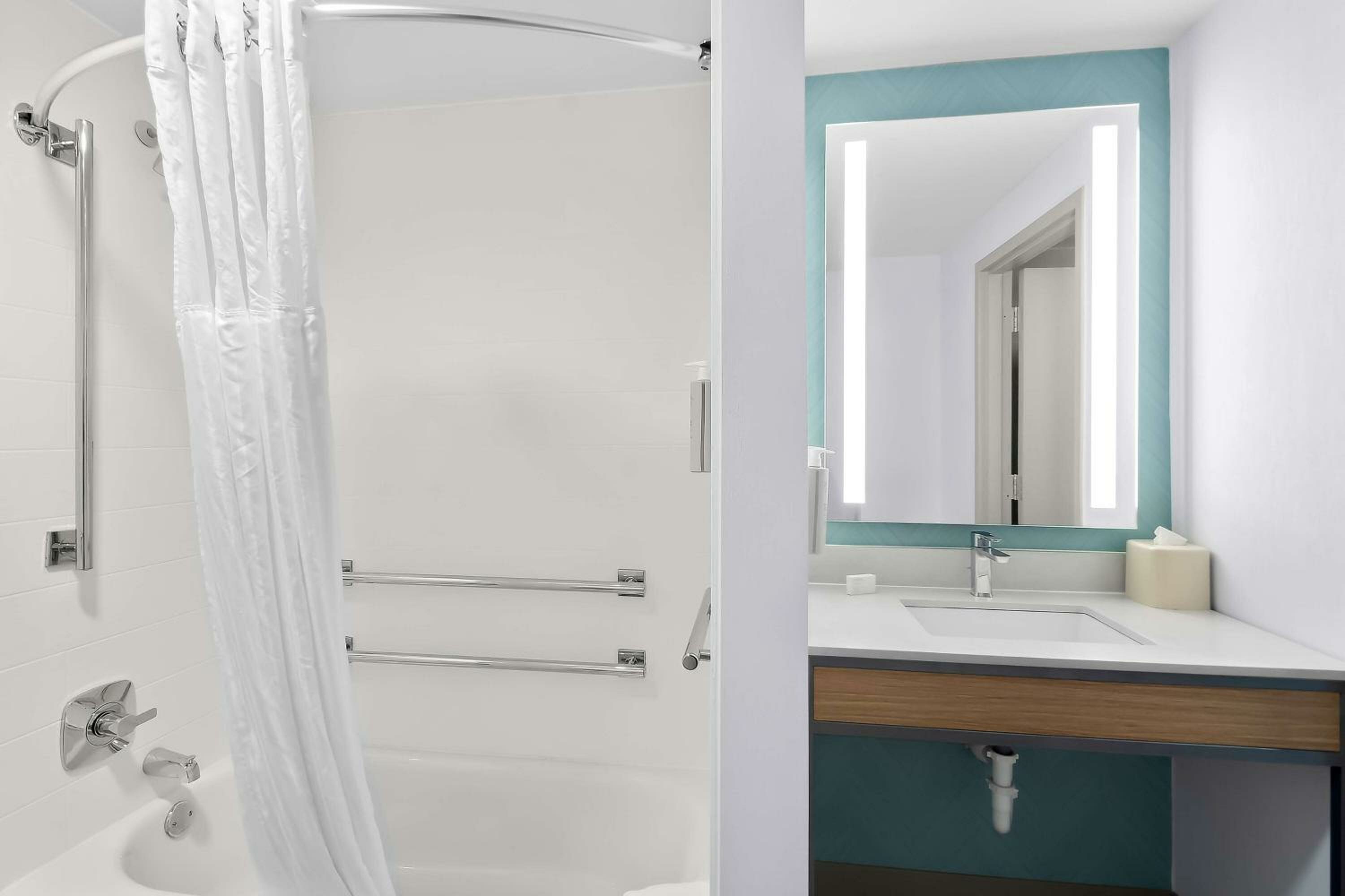 Queen Room with Two Queen Beds-Mobility Hearing Accessible with Bathtub