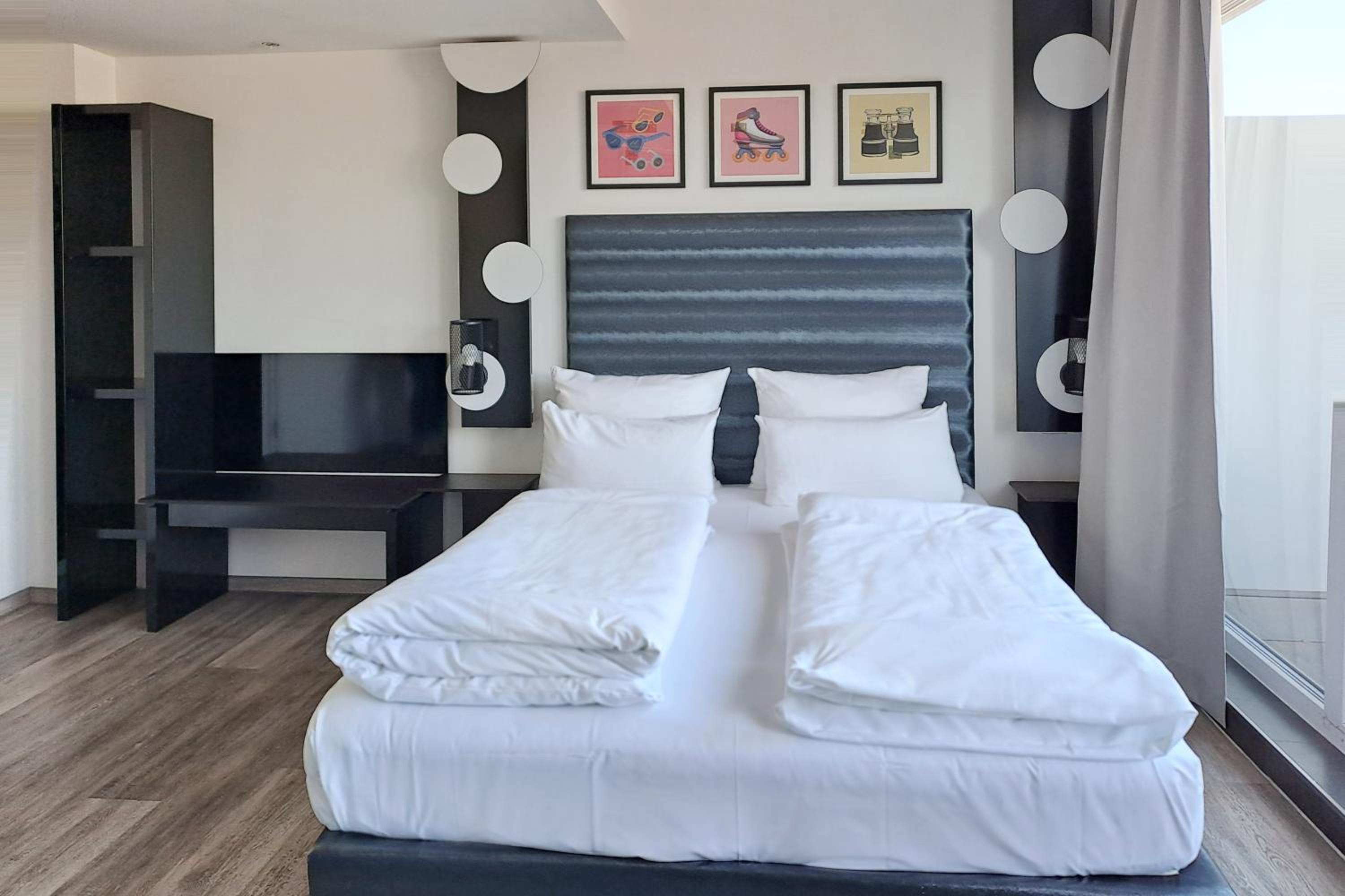 Standard Queen Room with Balcony - Top Floor