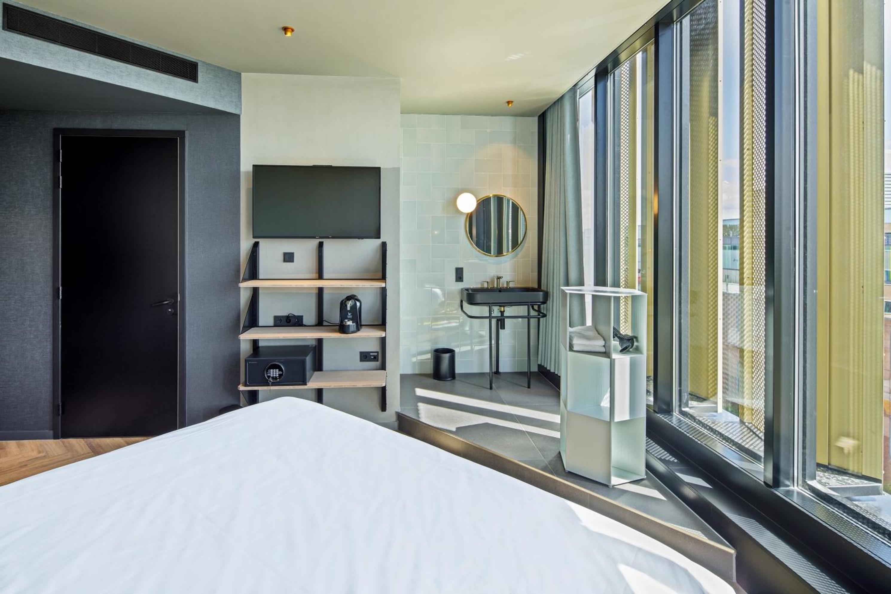 Deluxe King Room - Non-Smoking