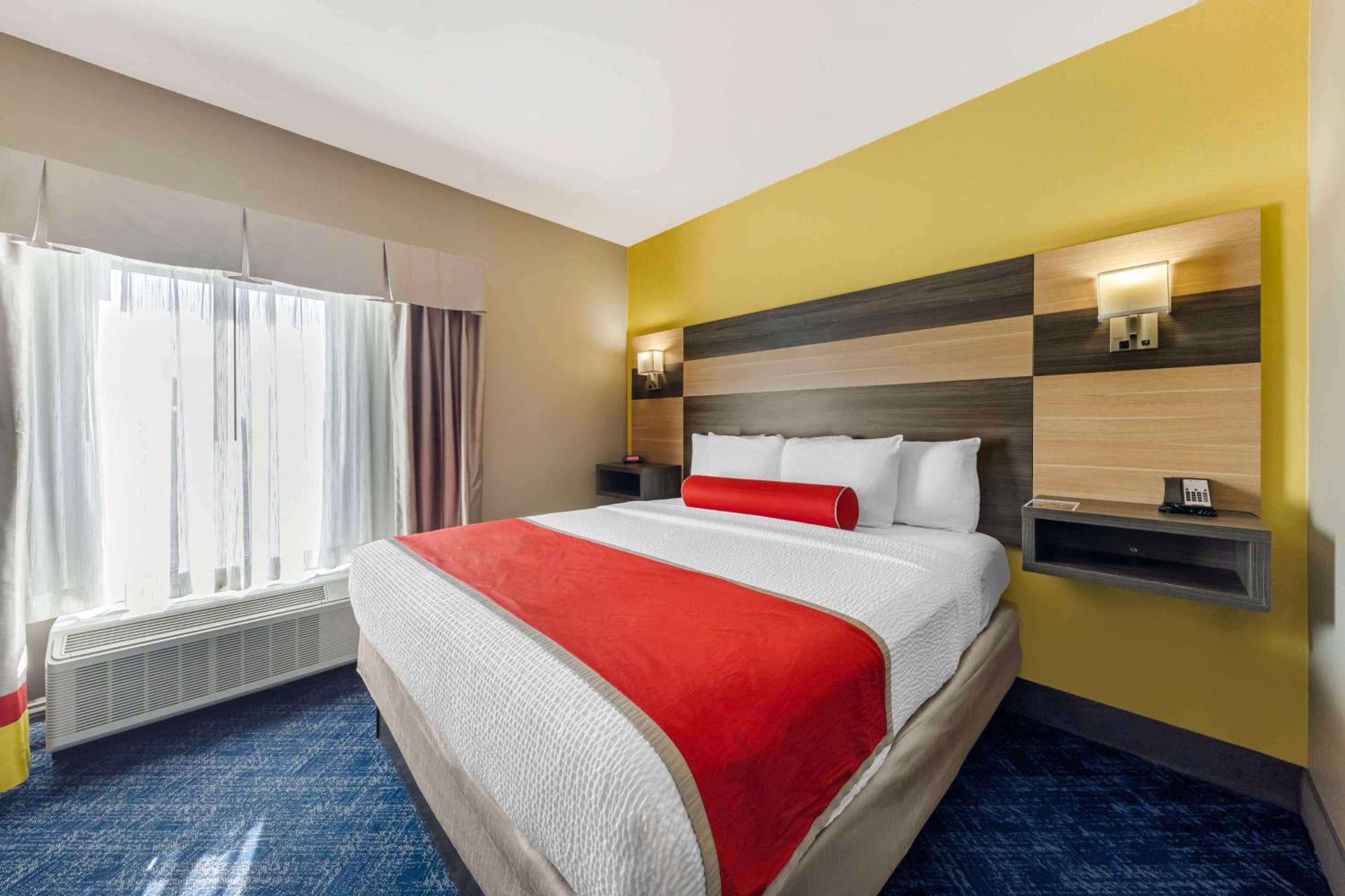 King Suite - Non-Smoking