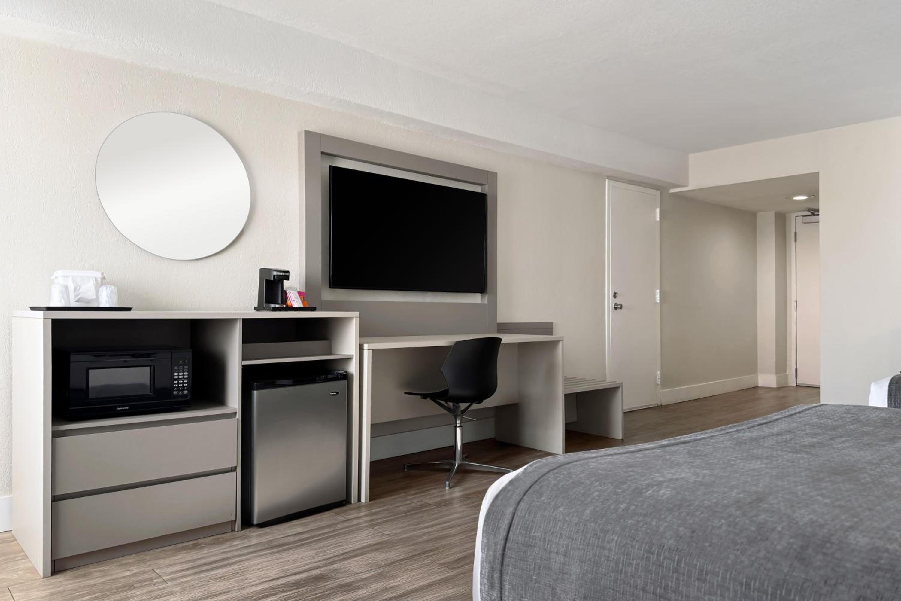 Deluxe Tower Queen Room with Two Queen Beds - Non-Smoking