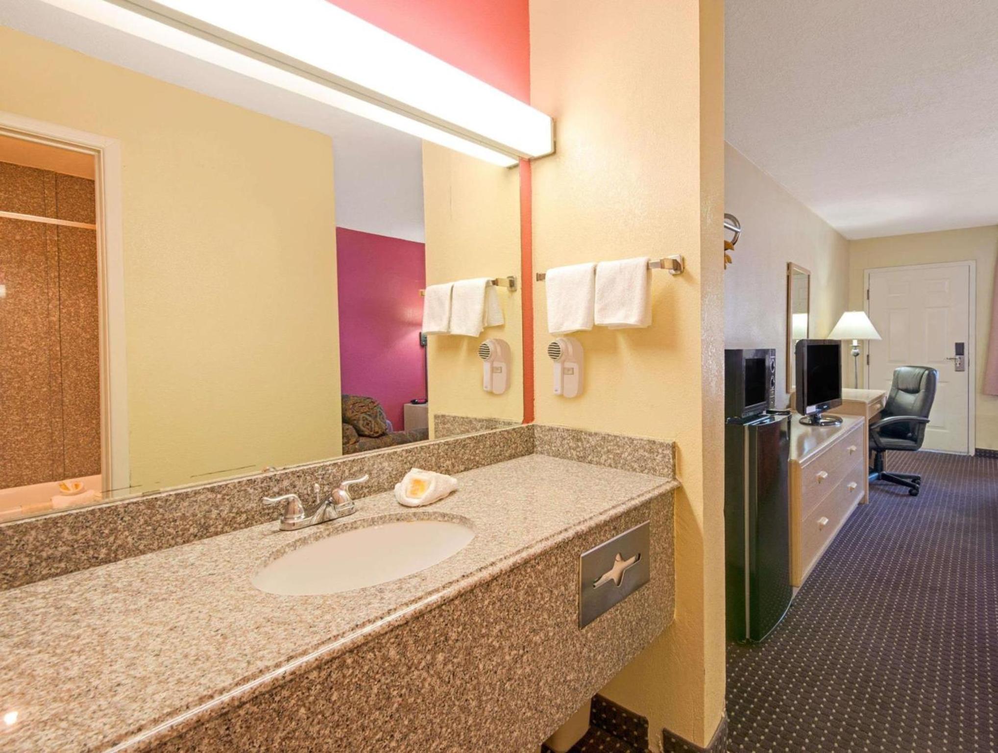 Efficiency King Room - Non-Smoking