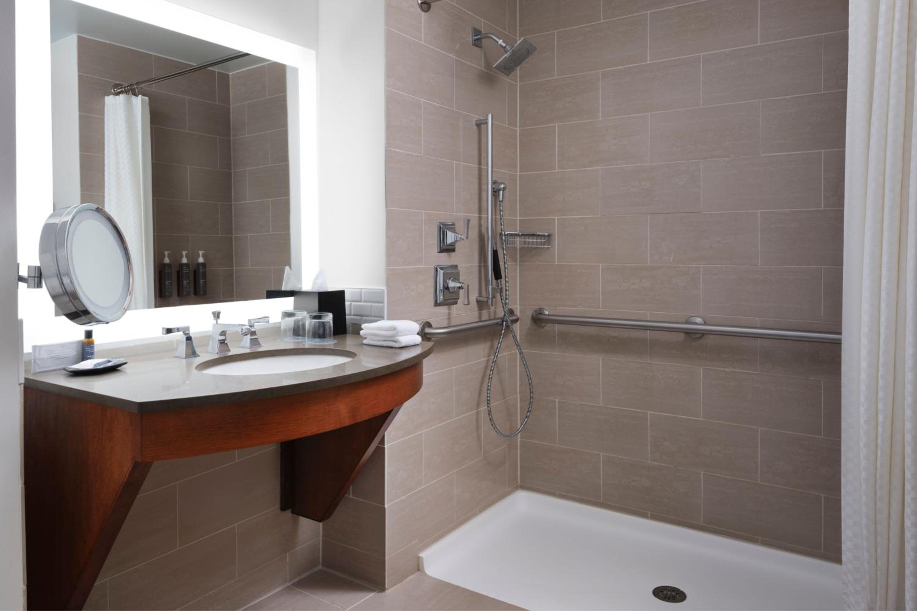 Deluxe Queen Room with Tub - Mobility/Hearing Accessible