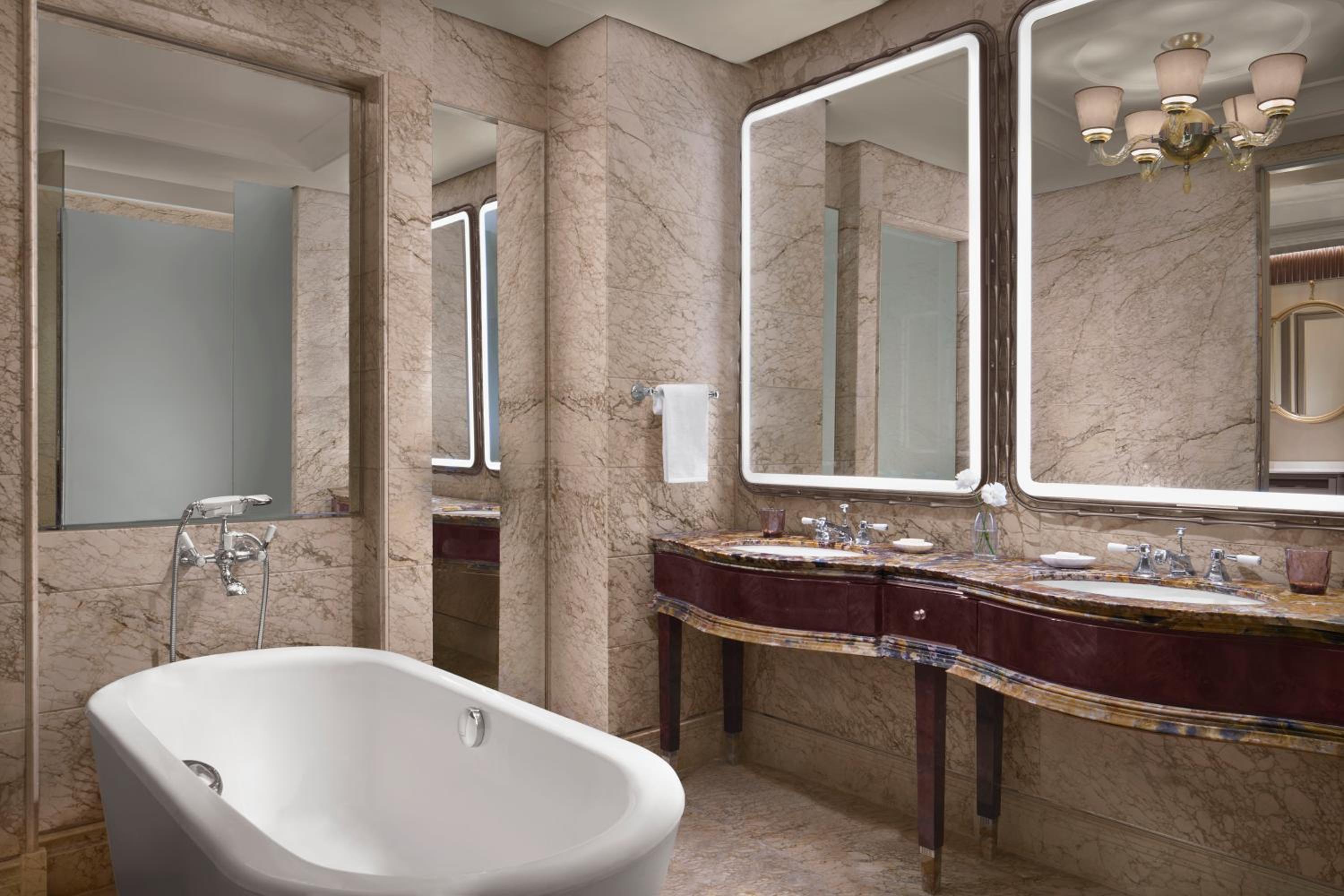 Astor Grand Deluxe Guest Room, 1 King Bed, Botanical Garden View