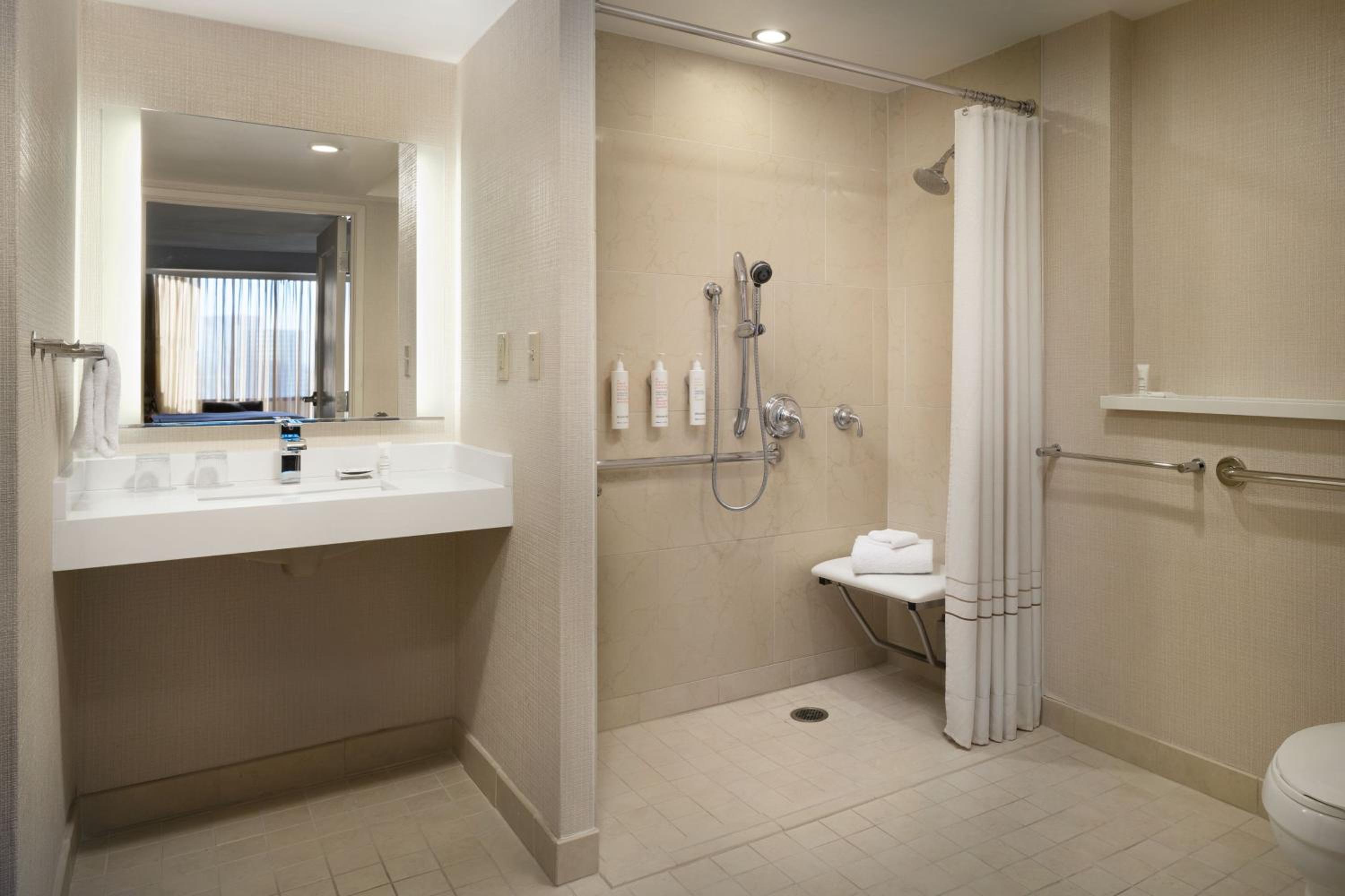 Junior Double Suite with Sofa Bed - Mobility Accessible with Tub