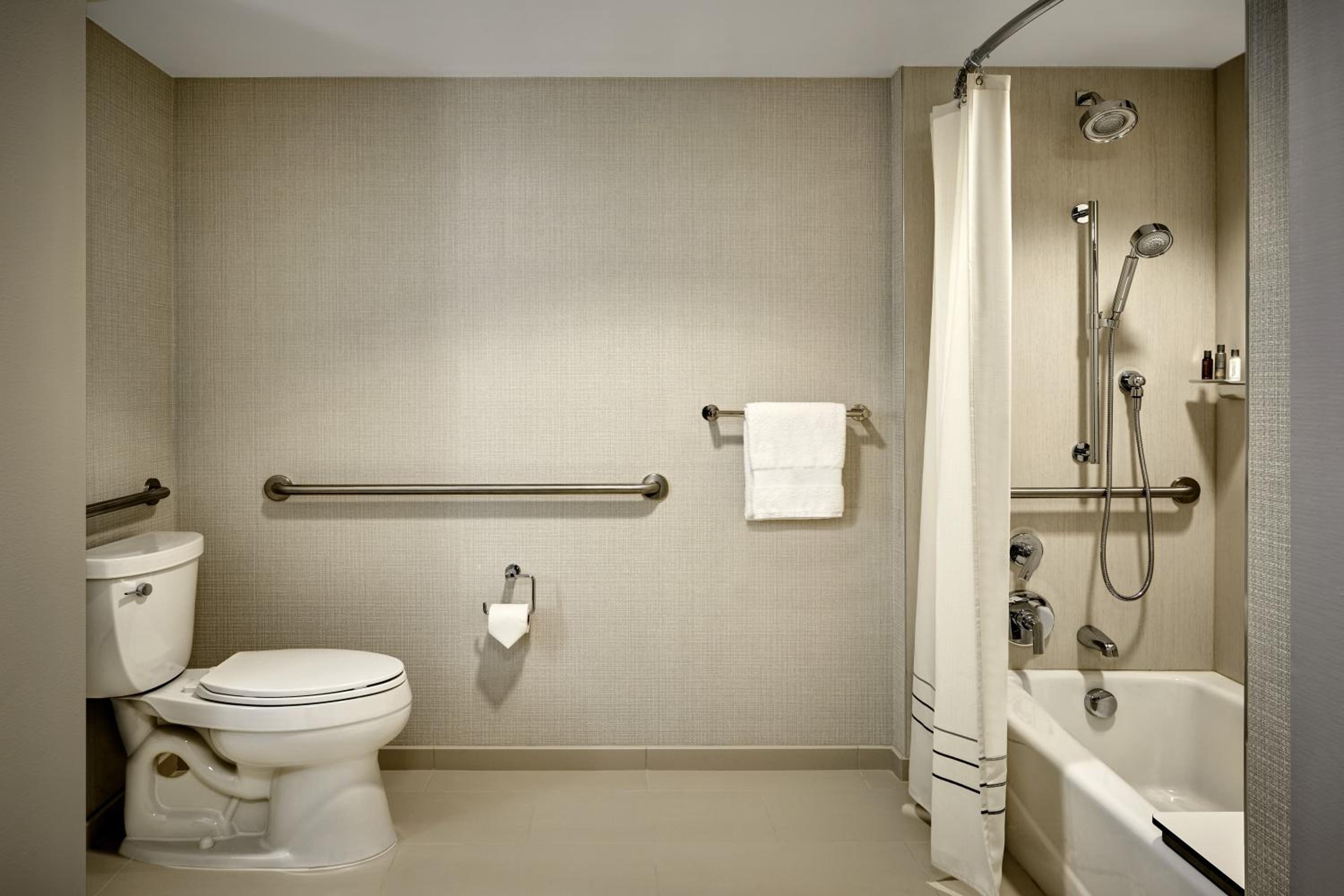 Double Room with Two Double Beds and Adapted Tub - Mobility Accessible